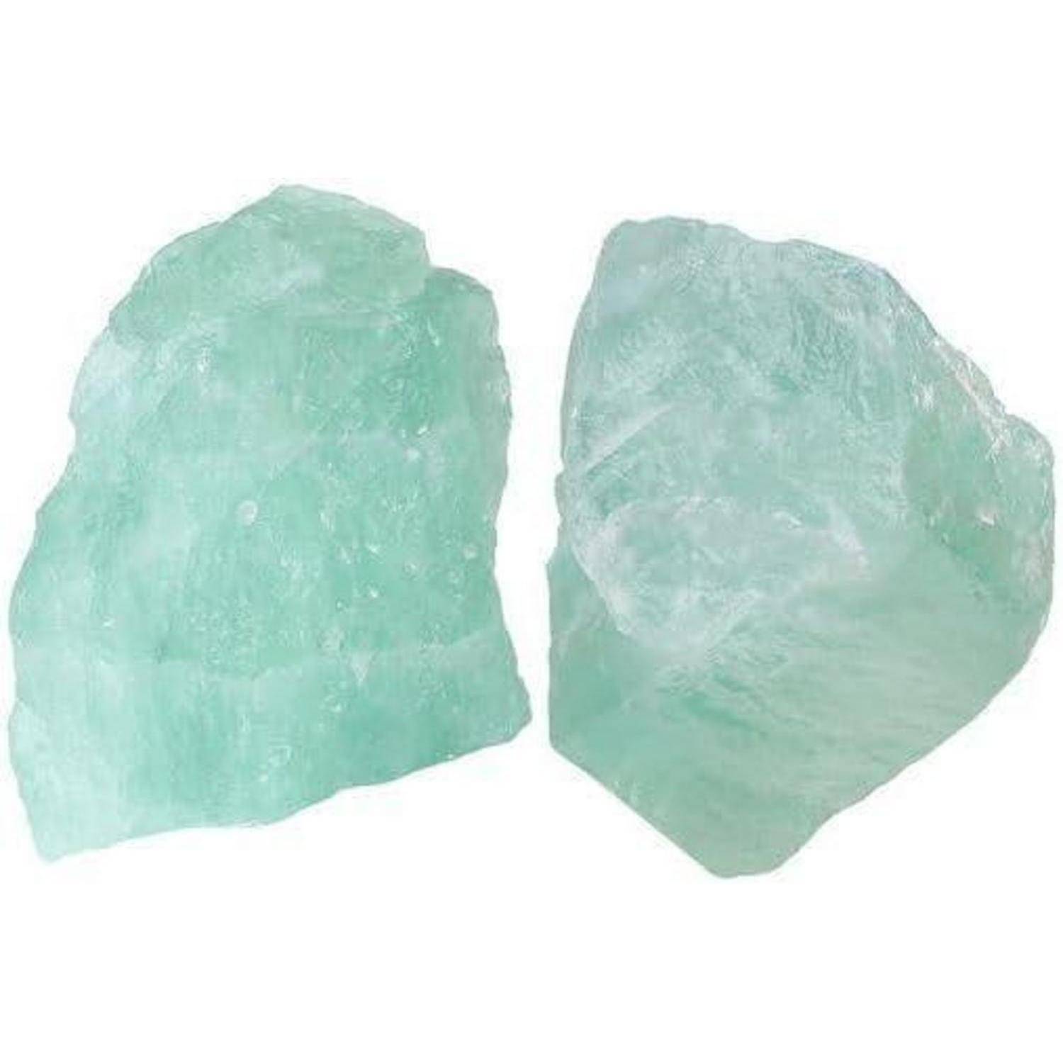 Zwei Stücke grünlicher Fluorit-Kristalle mit rauen, unebenen Oberflächen, die für dekorative und heilende Zwecke verwendet werden.