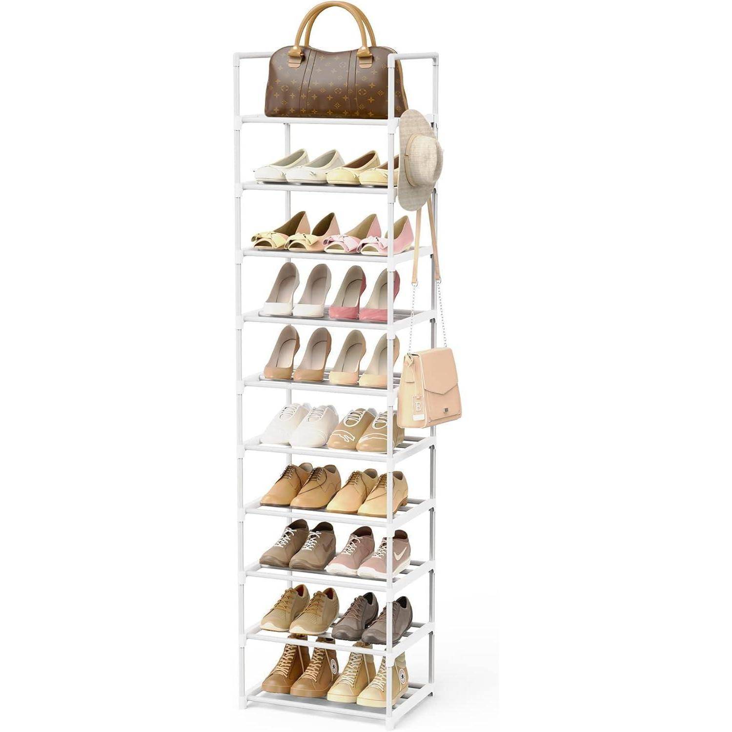 Ein hoher weißer Schuhregal, der verschiedene Paare von Schuhen trägt, eine braune Handtasche und einen Hut, der seitlich hängt.