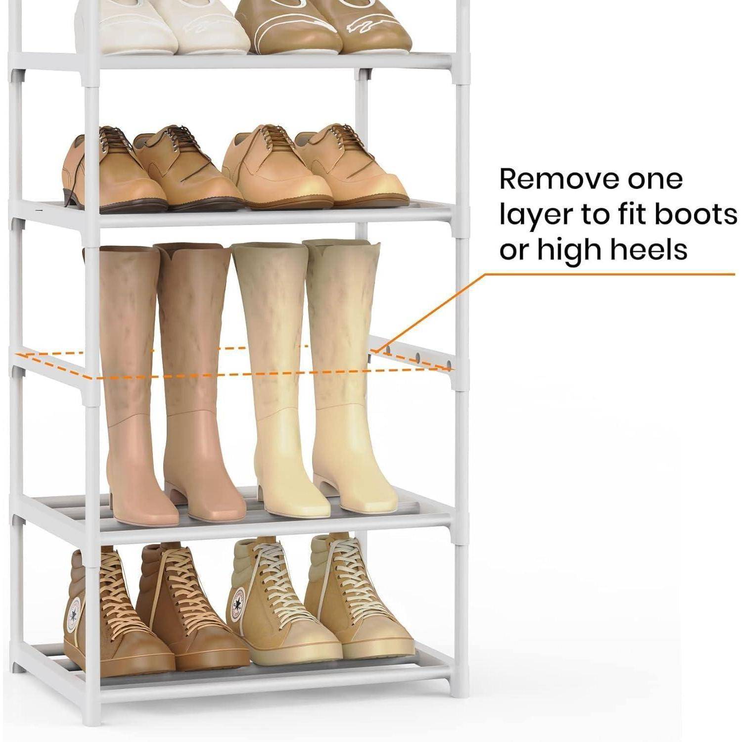 Ein weißes Schuhregal wird gezeigt, mit drei Regalen, die Sneaker und Stiefel tragen. Der Text besagt: 