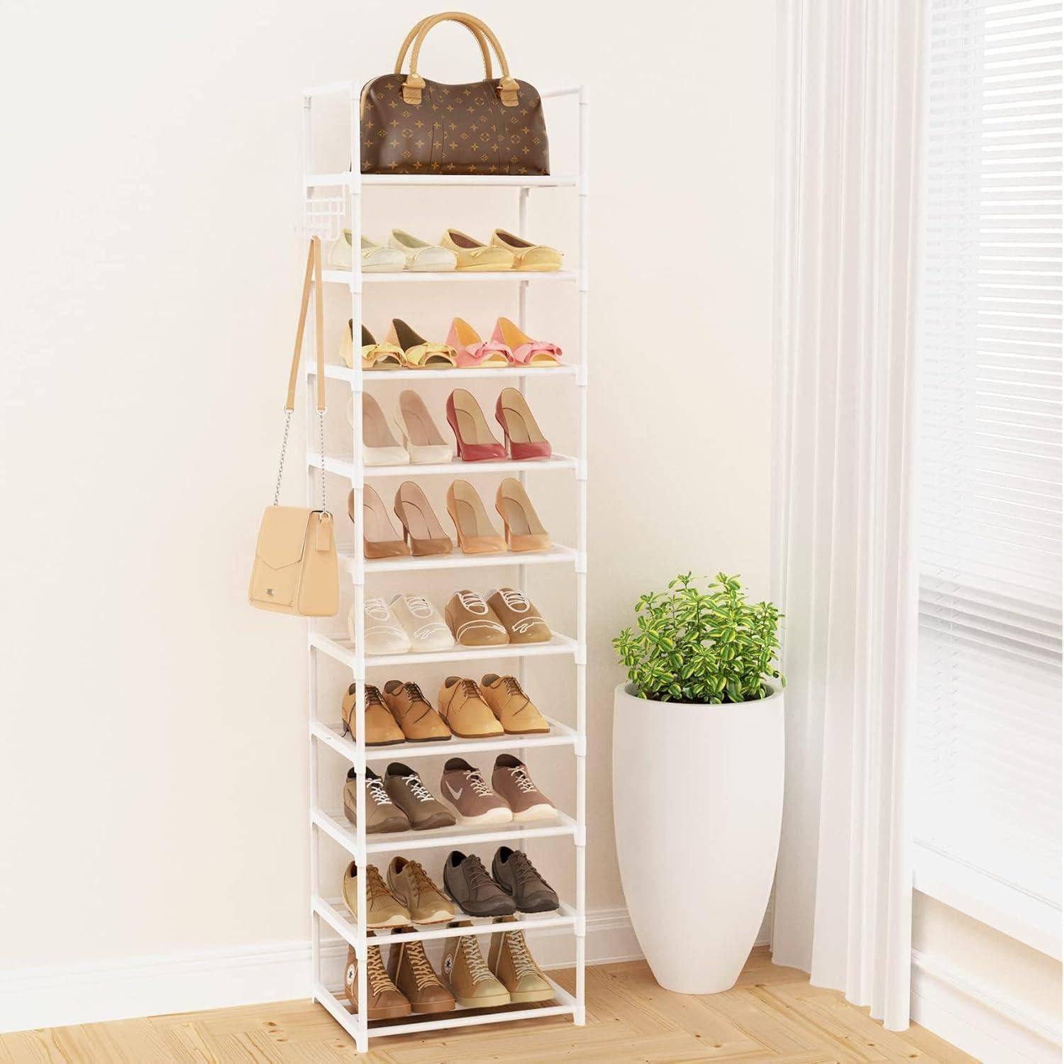 Weißes Schuhregal mit Absatzschuhen, Sandalen und Mokassins, pro Regal sortiert; braune Handtasche oben drauf. Topfpflanze daneben, auf Holzboden.