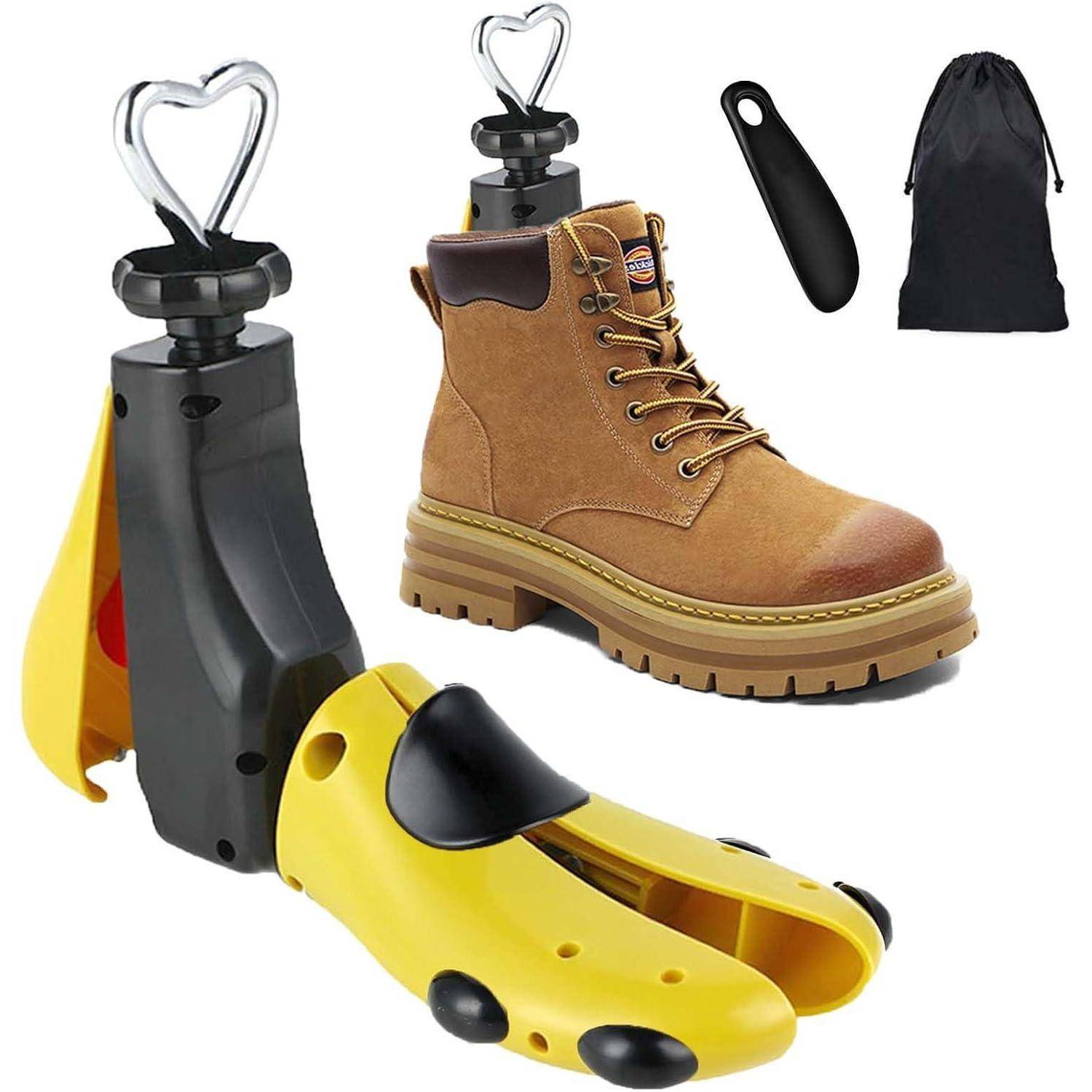 Ein Schuhspanner hält einen braunen Stiefel, während sich ein gelber Schuhspanner im Vordergrund befindet. Ein schwarzer Schuhlöffel und eine Aufbewahrungstasche sind in der Nähe.