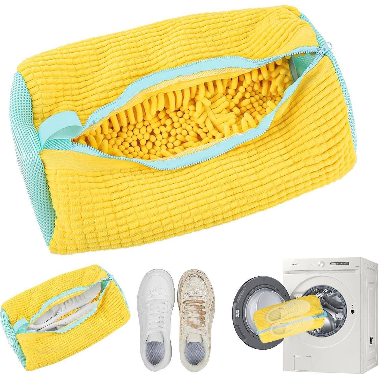 Eine gelb-türkise Netztasche enthält Schuhe zum Waschen. Darunter sind saubere und schmutzige Schuhe mit einer Waschmaschine im Hintergrund zu sehen.
