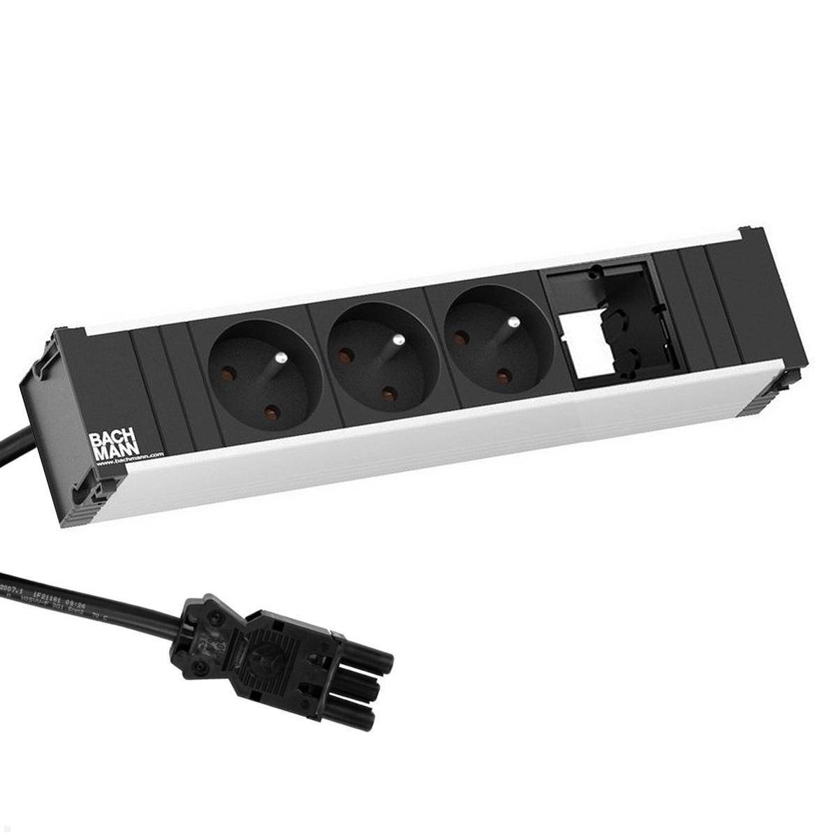 Steckerleiste mit drei europäischen Steckdosen und einer Blendkappe, mit schwarzem Kabel und zweipoligem Stecker, Marke Bachmann.
