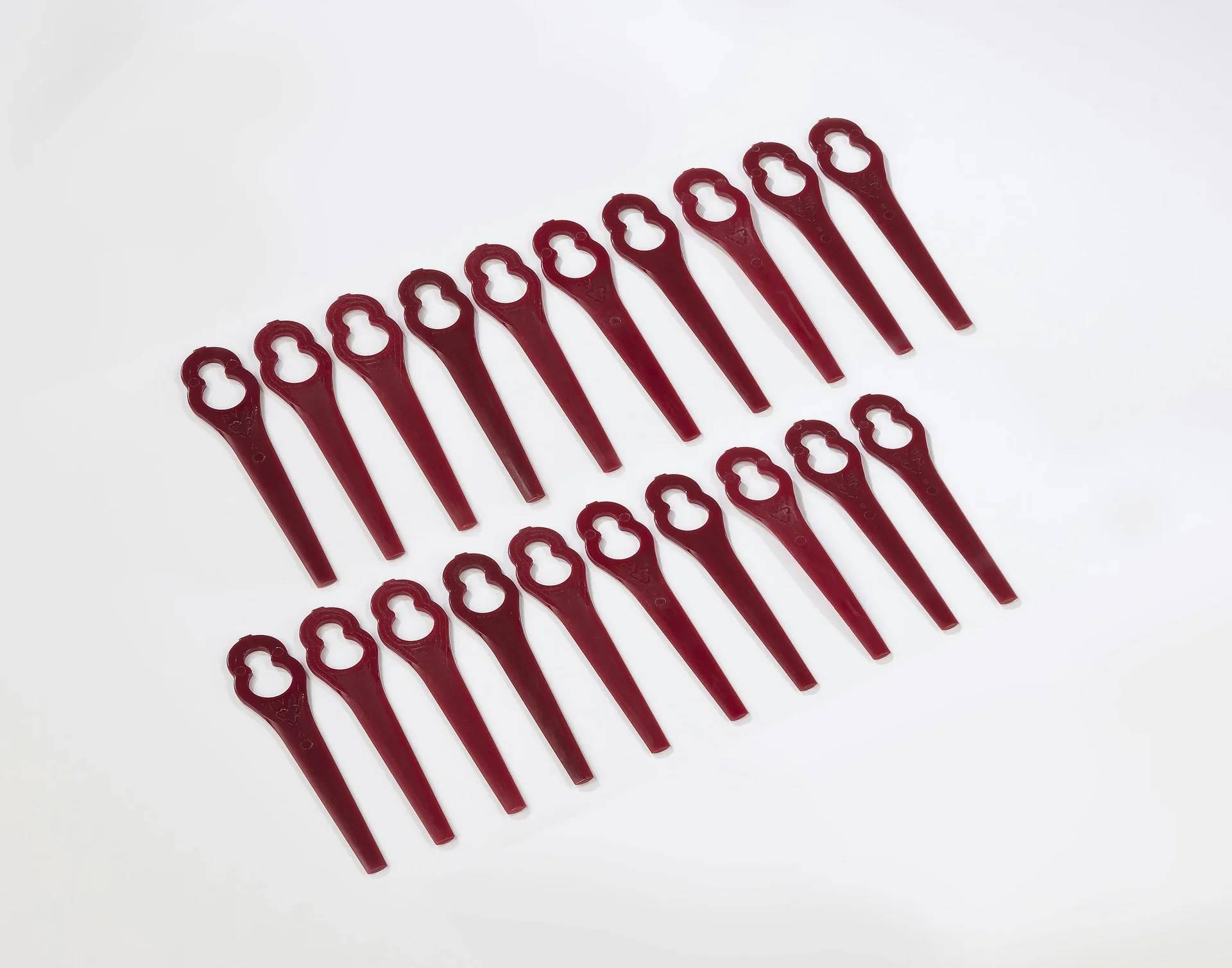 „Zwanzig kastanienbraune Kunststoff-Rasenmäherklingen-Ersatzteile, angeordnet in fünf Reihen auf weißem Hintergrund.