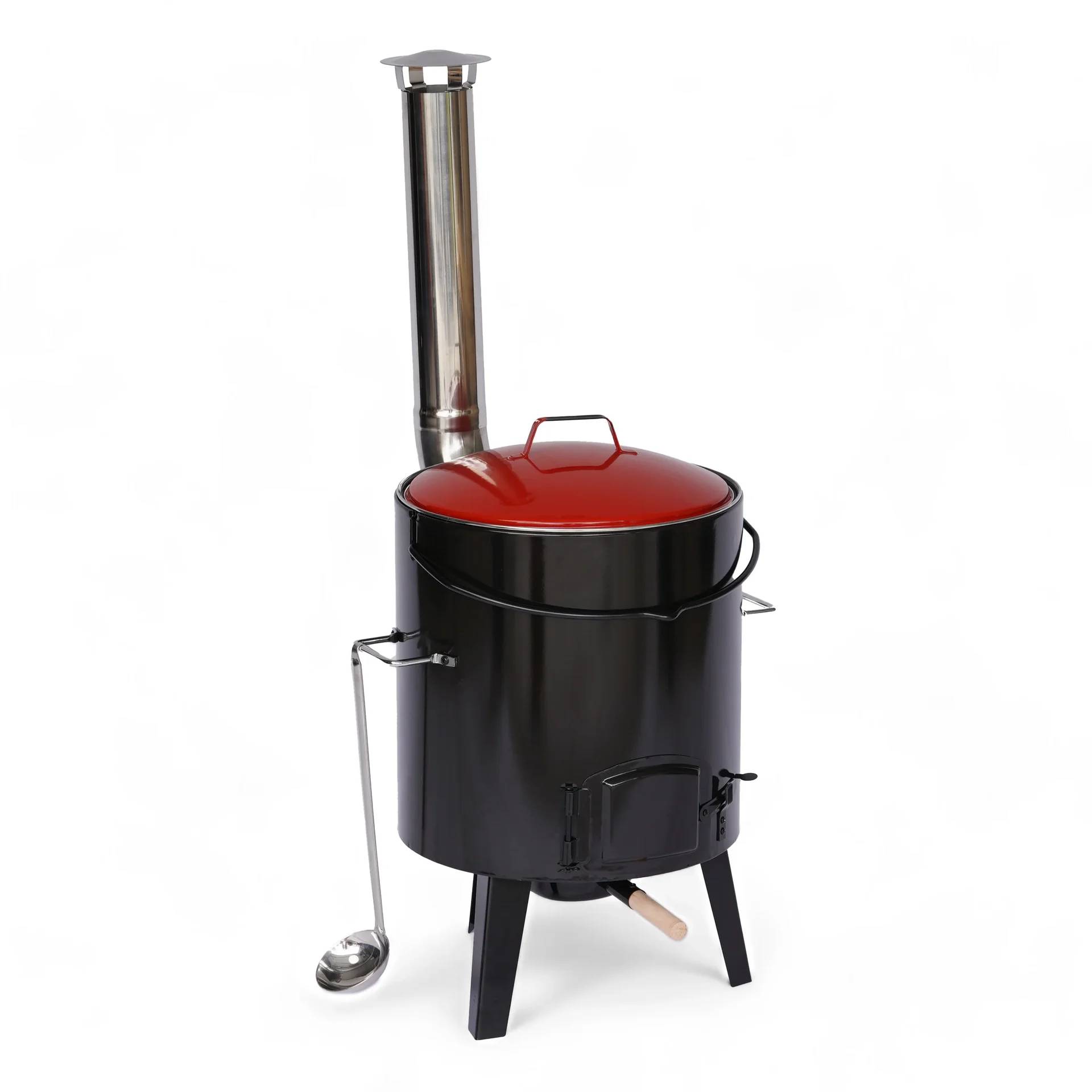 Ein schwarzer Metallgartenherd mit rotem Deckel und hohem Schornstein, entworfen zum Kochen. Eine Schöpfkelle hängt am seitlichen Griff.