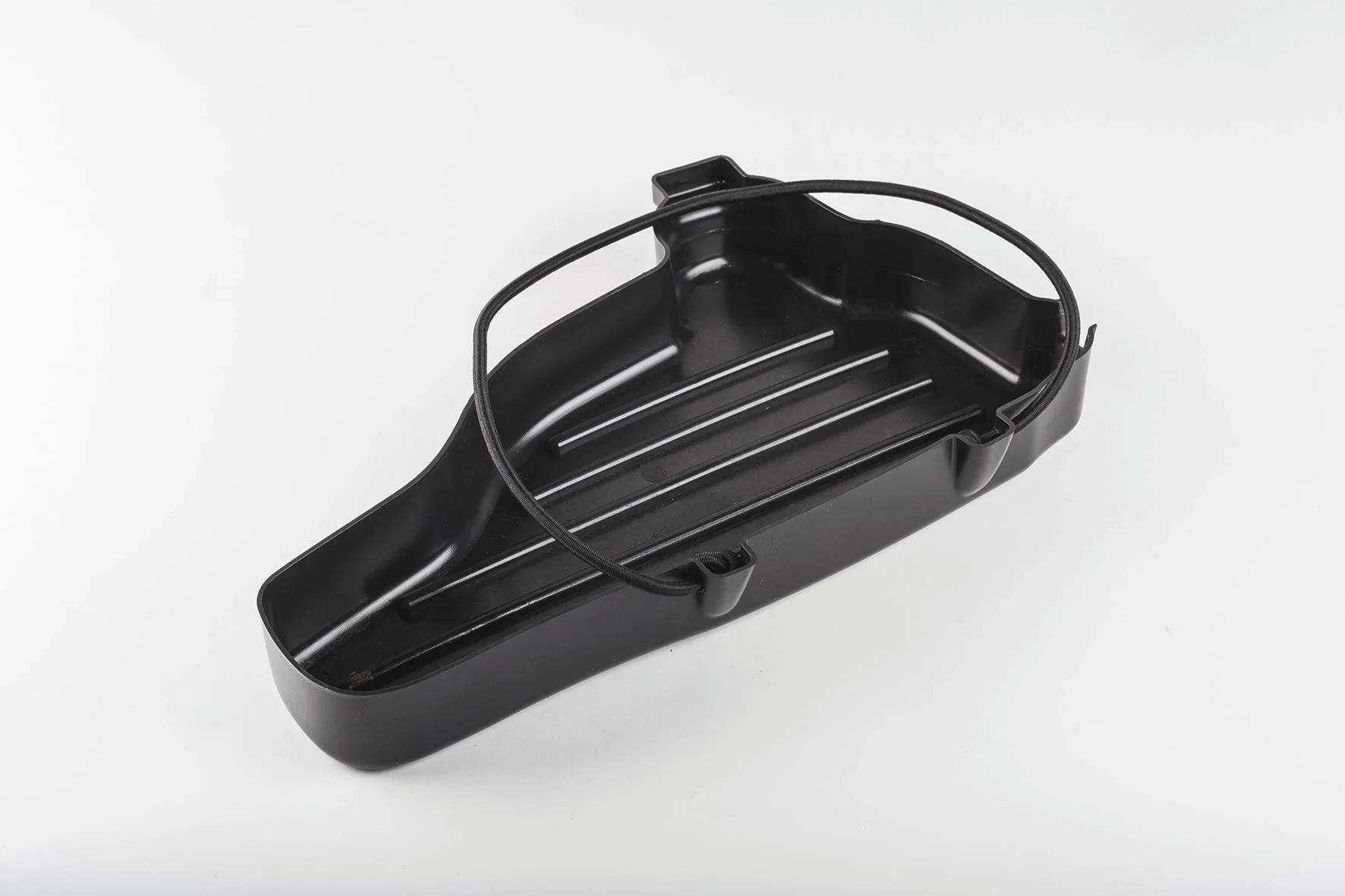 Ein schwarzes Kunststoff-Auffangbecken mit erhöhten Kanten und Tragegriff, das zum Auffangen von Öl oder anderen Flüssigkeiten während der Fahzeugwartung verwendet wird.