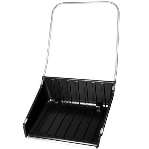 Eine schwarze Schneeschaufel mit breiter Schaufelblatt und Metallstiel, zum Schieben von Schnee statt zum Heben ausgelegt, aufrecht stehend.