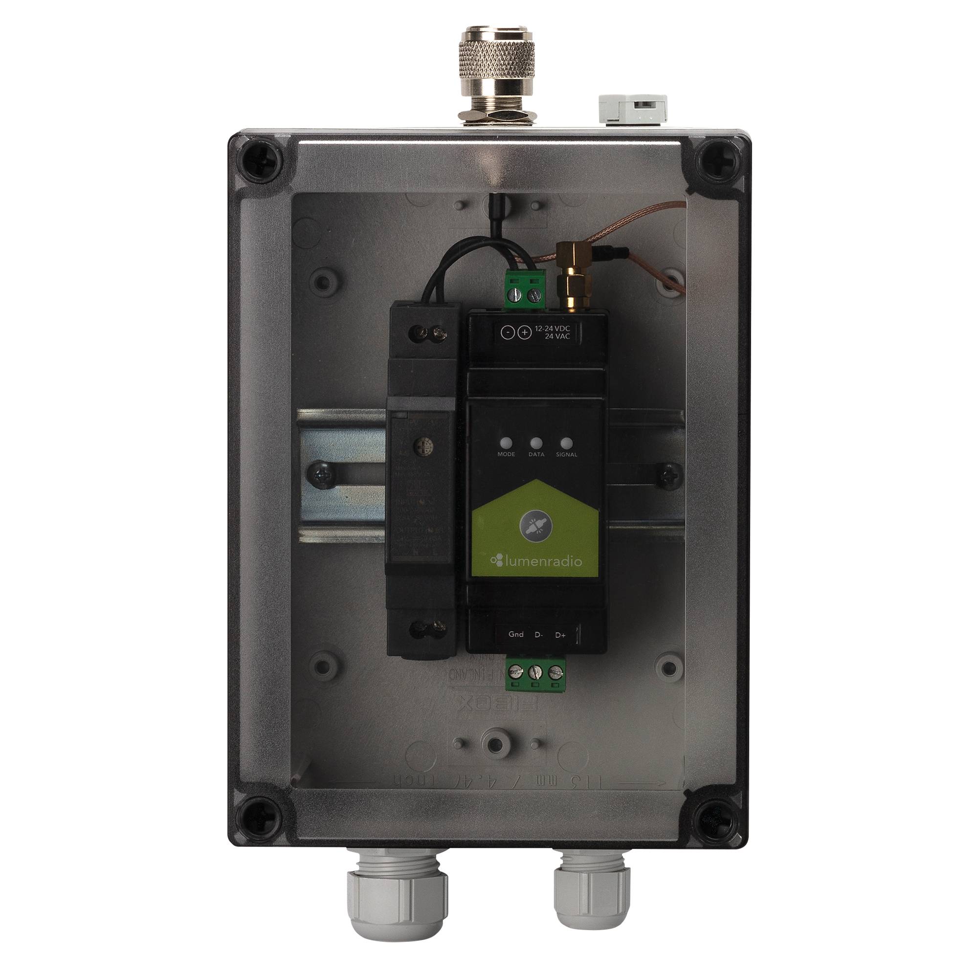 Eine offene Metallbox zeigt elektronische Komponenten, einschließlich einer Leiterplatte und Steckverbinder, die im Inneren für die Verwendung in einem Kontrollsystem montiert sind.