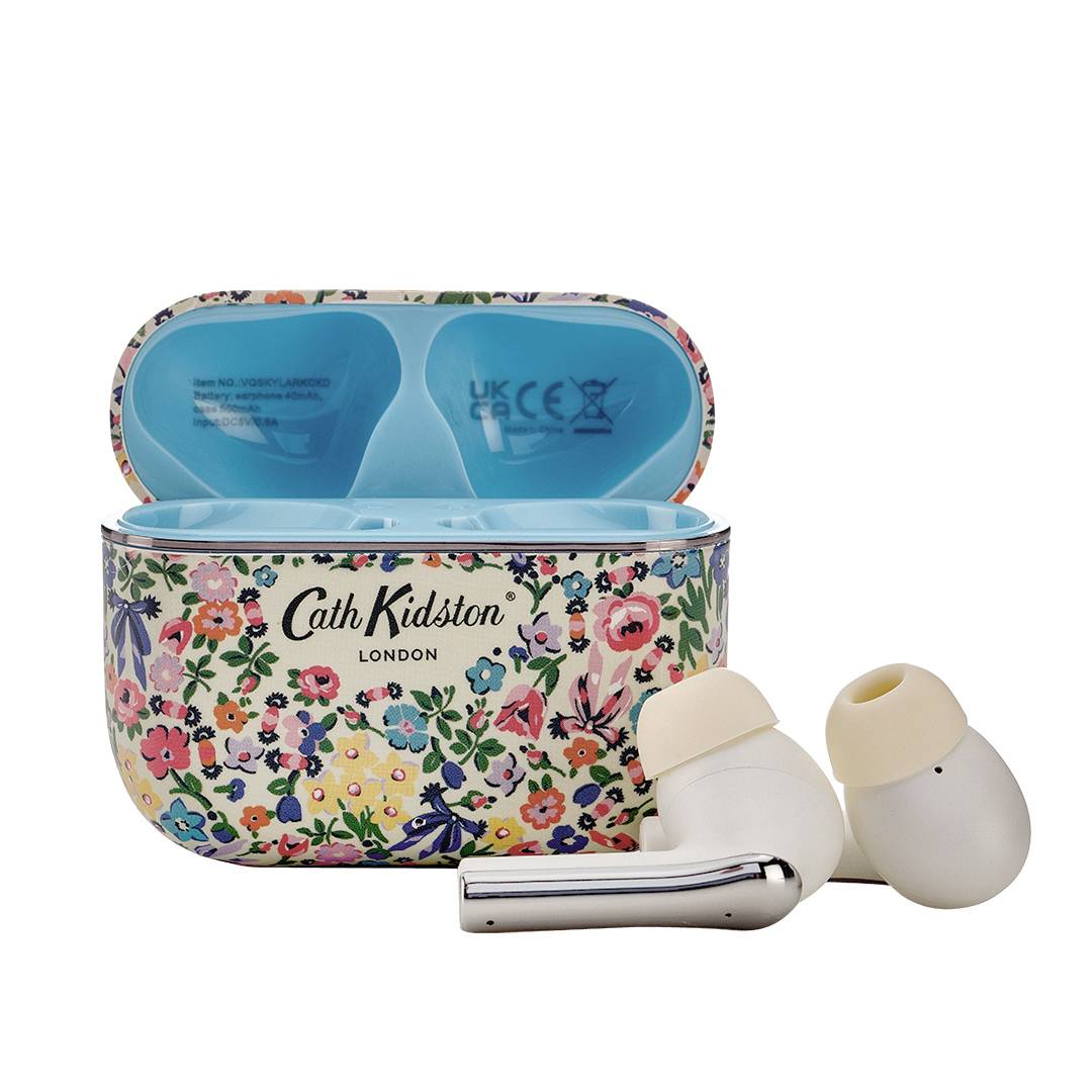 Floral gemustertes Cath Kidston-Etui für kabellose Ohrhörer, offen mit Ohrhörern daneben, das ein lebhaftes, farbenfrohes Design zur Schau stellt.