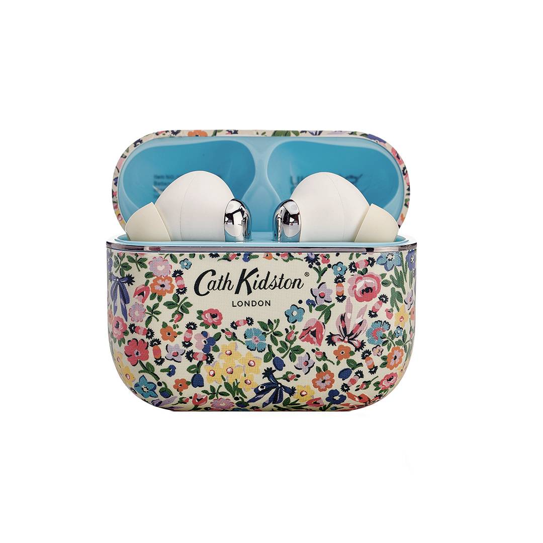 Ohrmuschelgehäuse mit Blumenmuster und der Aufschrift „Cath Kidston London