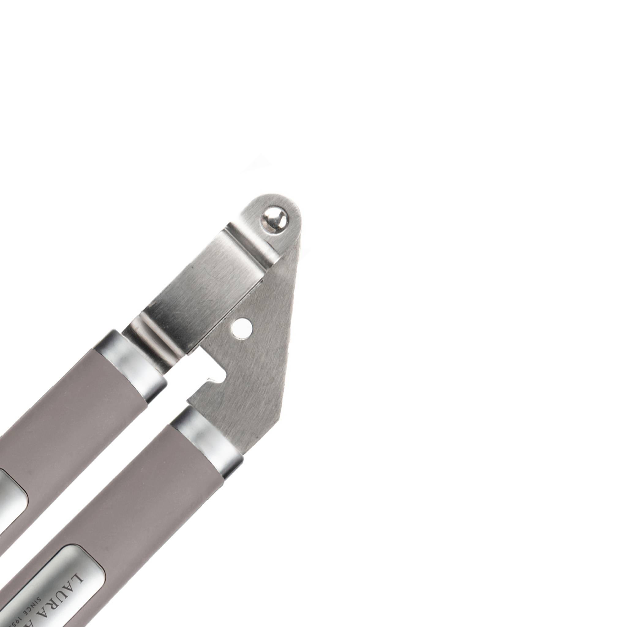 Ein grauer Dosenöffner mit einer Metallklinge und ergonomischen Griffen wird gezeigt.