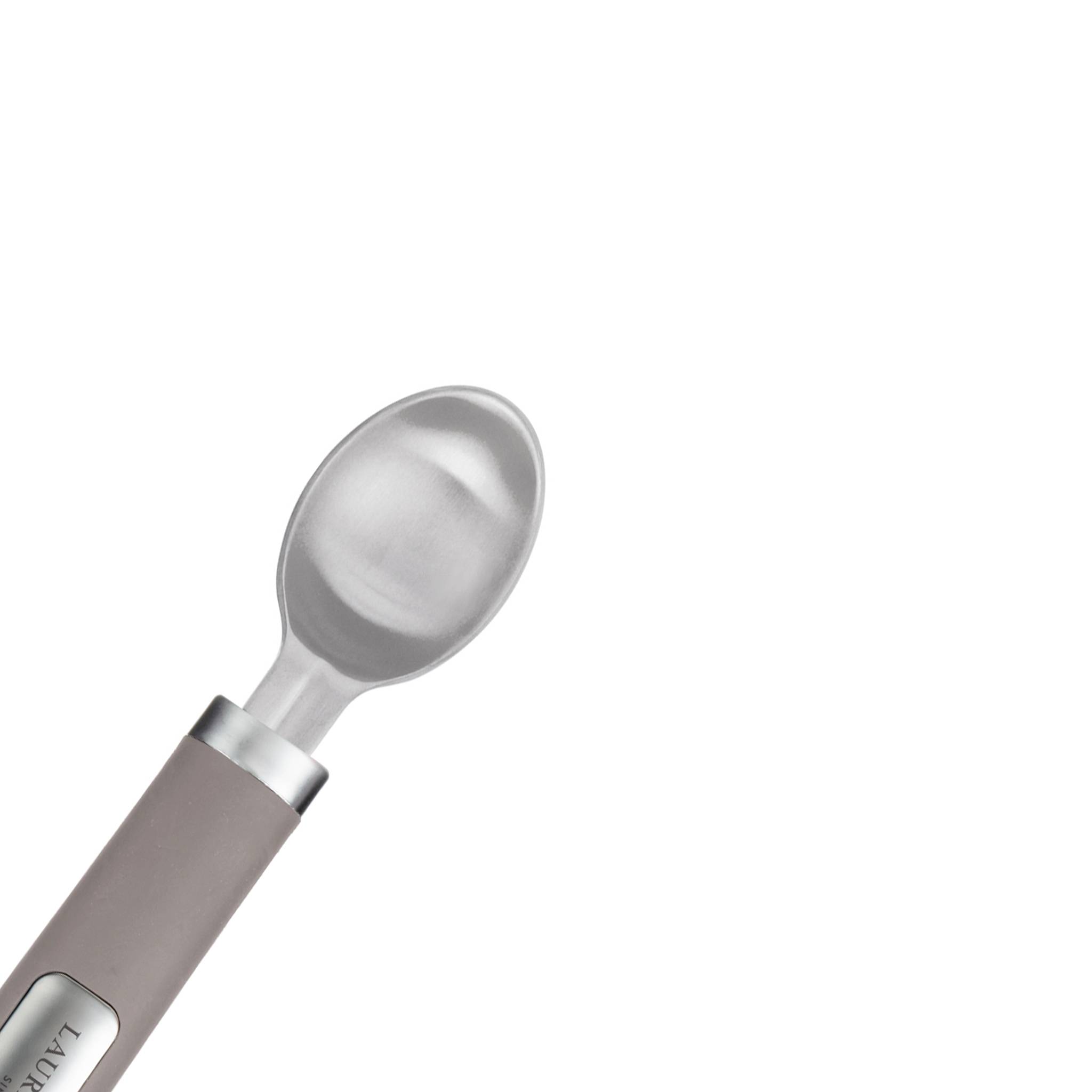 Ein silberner Löffel mit grauem Griff wird vor weißem Hintergrund gezeigt und hebt sein modernes Design und die metallische Oberfläche hervor.