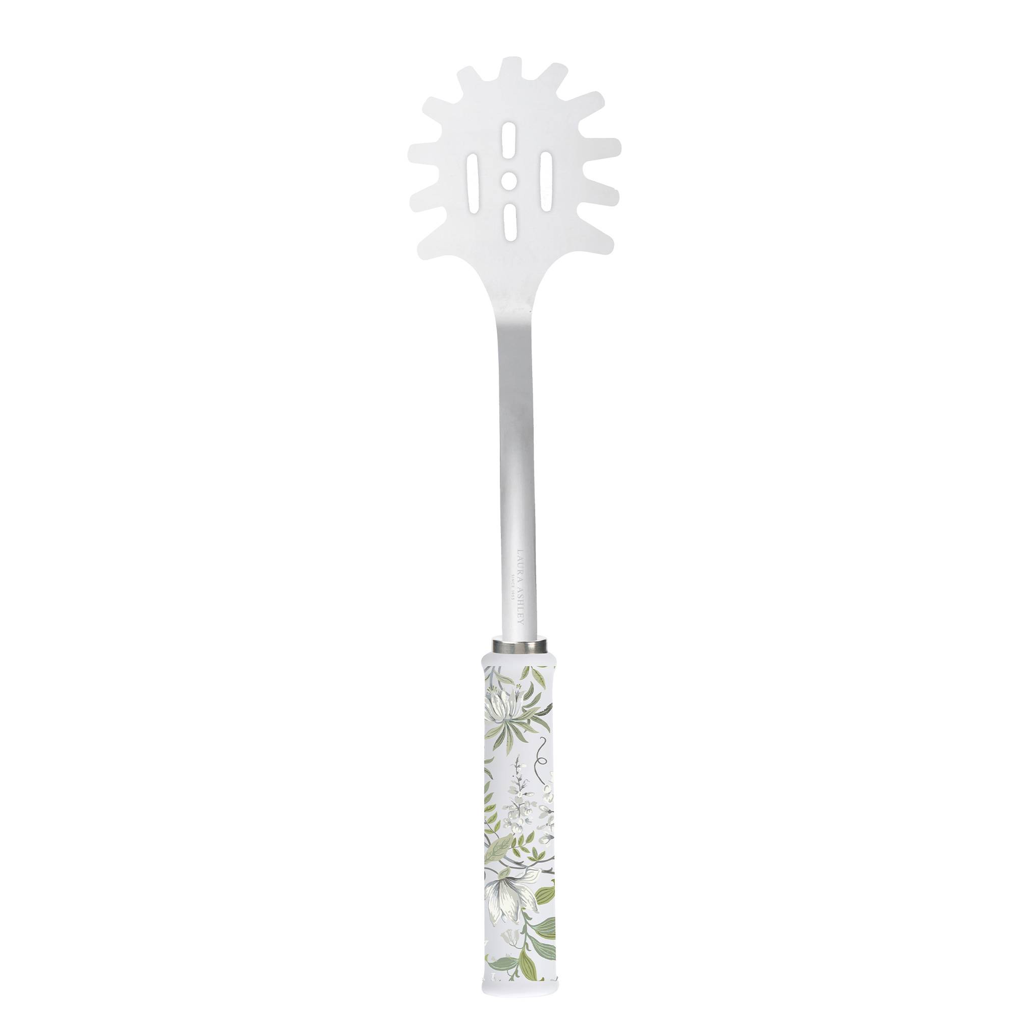 Ein weißer Spaghettiserver mit einem Griff im Blumenmuster, der grüne Blätter und weiße Blüten aufweist.