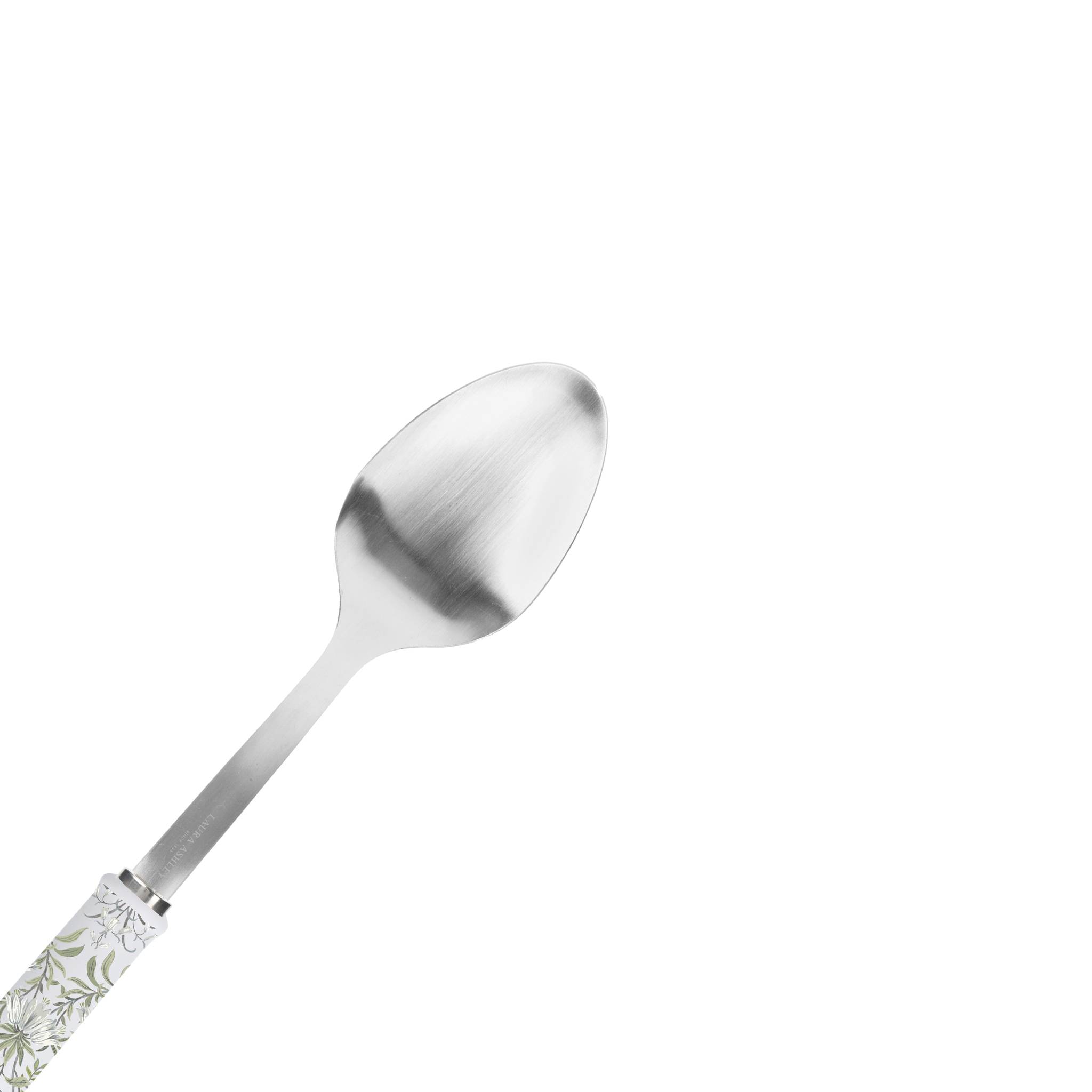 Ein einzelner Silberlöffel mit verziertem, blumig gemustertem Griff vor weißem Hintergrund.