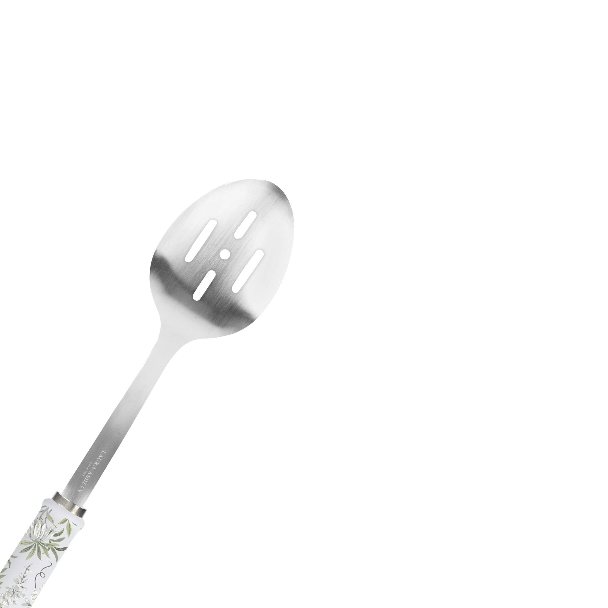 Ein Metallsieb-Servierlöffel mit blumenverziertem Griff auf weißem Hintergrund, verwendet zum Ablaufen von Flüssigkeiten beim Servieren von Speisen.