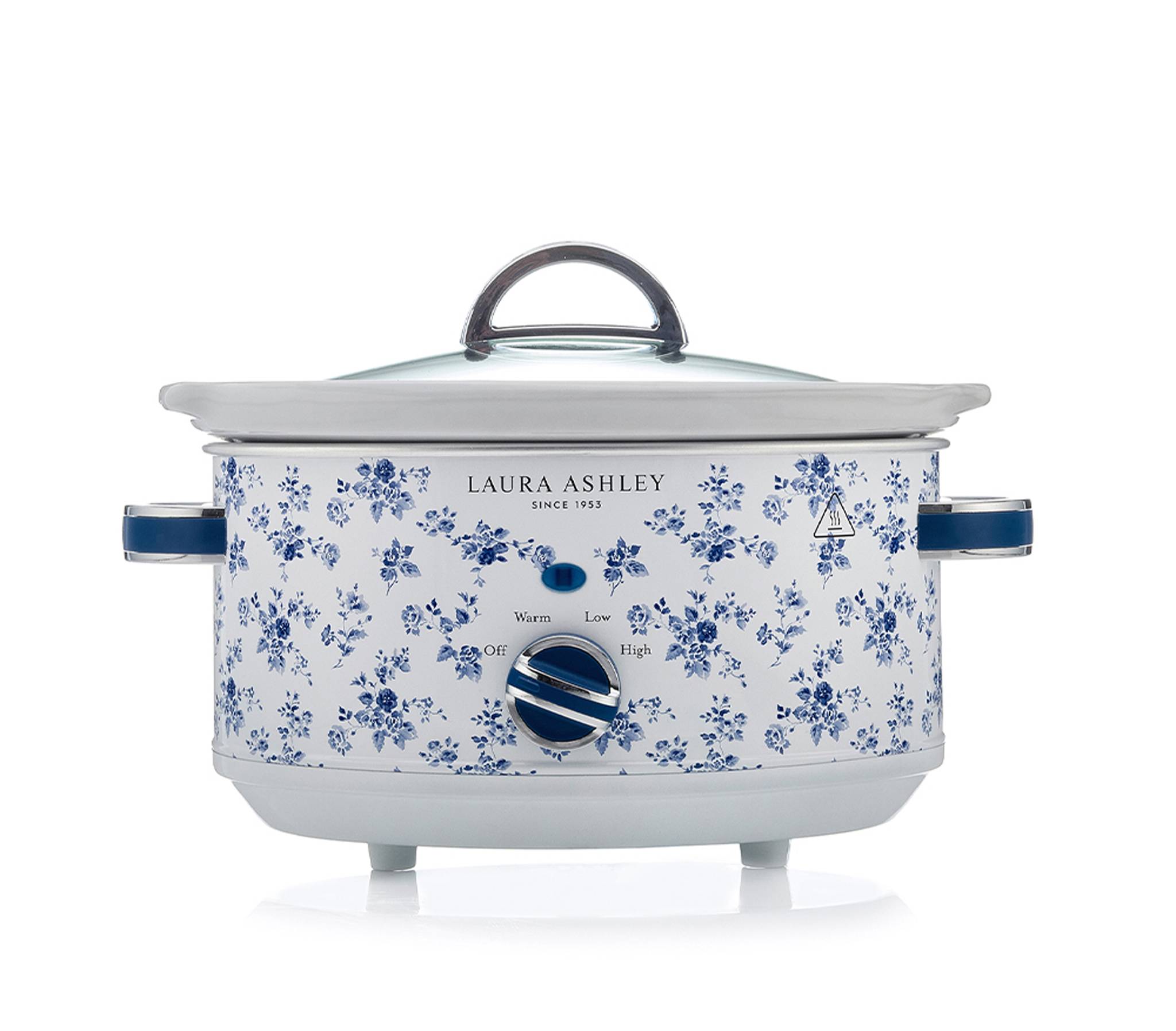 Weiß-blauer Slow Cooker mit Blumenmuster und 'Laura Ashley' Branding, ausgestattet mit einem Drehregler für die Einstellungen Warm, Low und High.