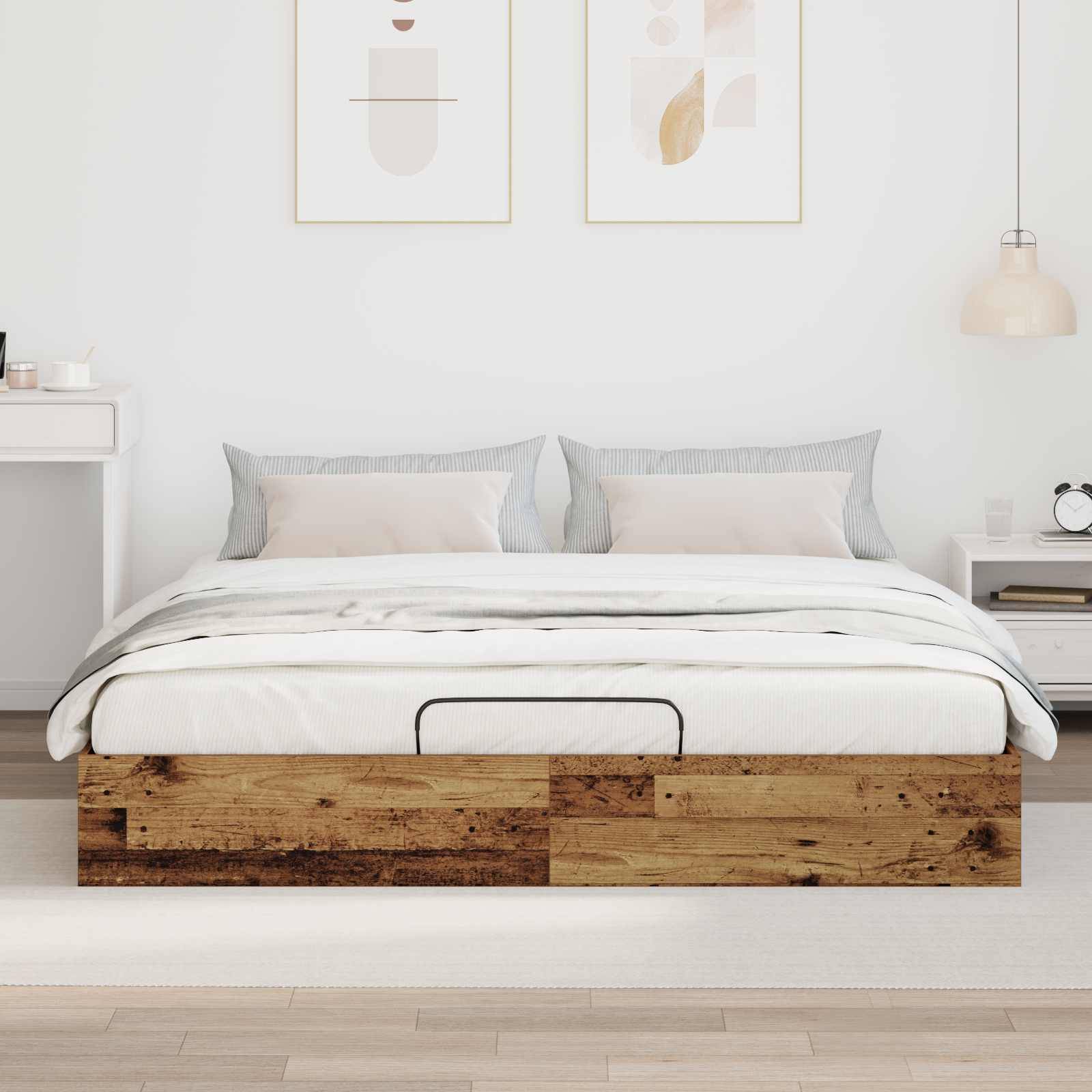 Ein modernes Schlafzimmer mit einem Holz-Plattformbett, neutraler Bettwäsche und minimalistischer Dekoration. Zwei abstrakte Kunstdrucke hängen über dem Kopfteil des Bettes.