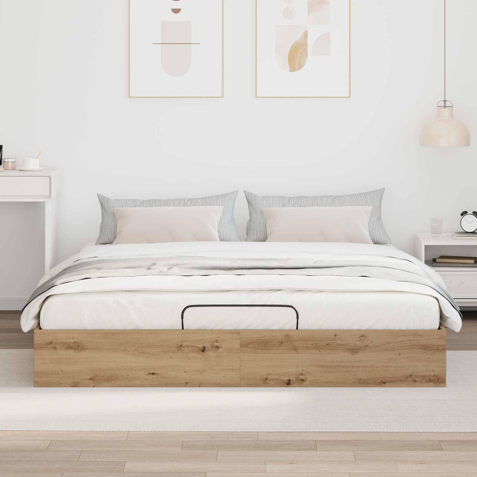 Ein modernes Schlafzimmer mit einem Holzbett, grauer Bettwäsche, zwei gerahmten abstrakten Kunstwerken darüber und minimalistischen Nachttischen mit Dekoration.