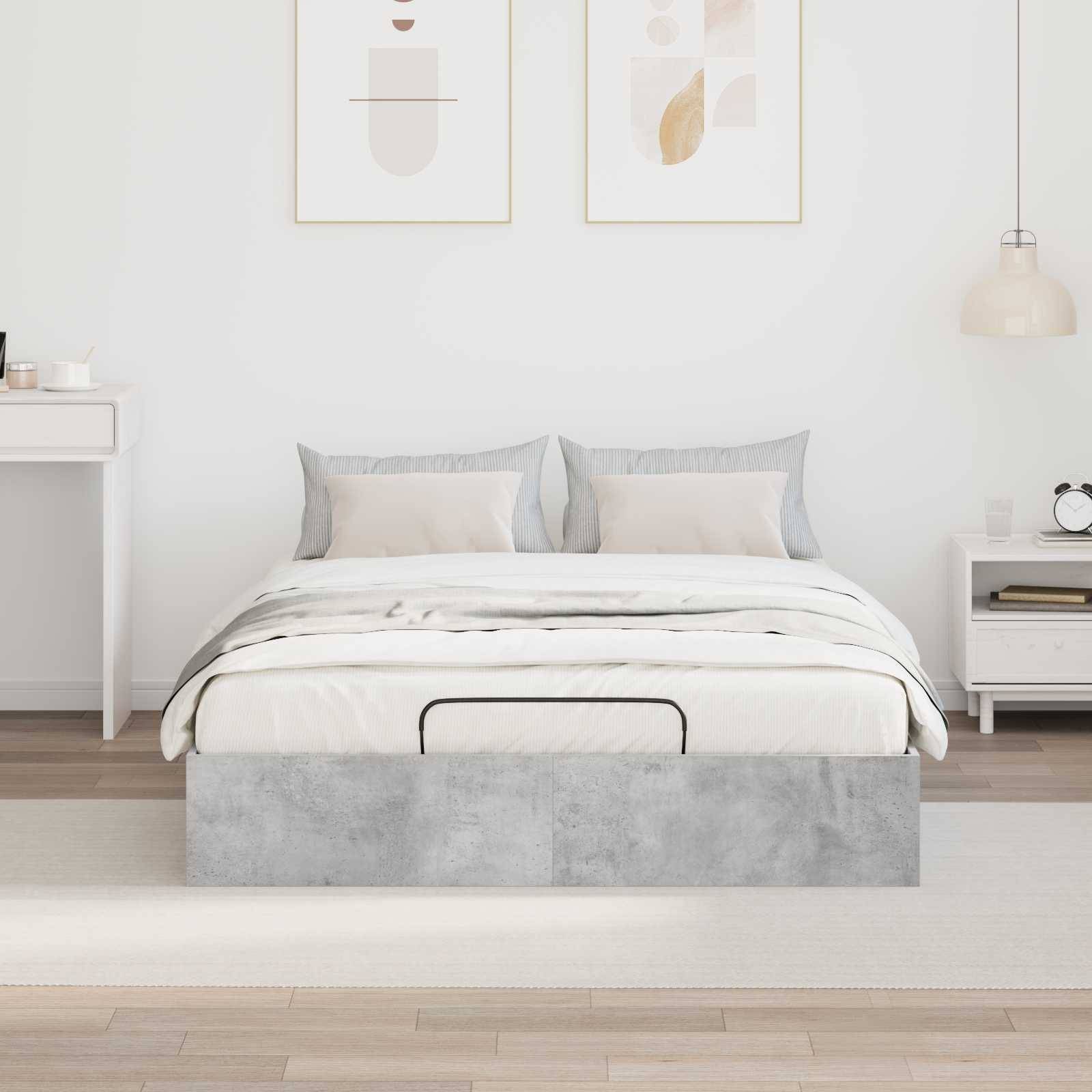 Ein modernes Schlafzimmer mit einem grauen Bett, weißer Bettwäsche und zwei grauen Kissen. Die minimalistische Einrichtung umfasst gerahmte abstrakte Kunst und eine Pendelleuchte.