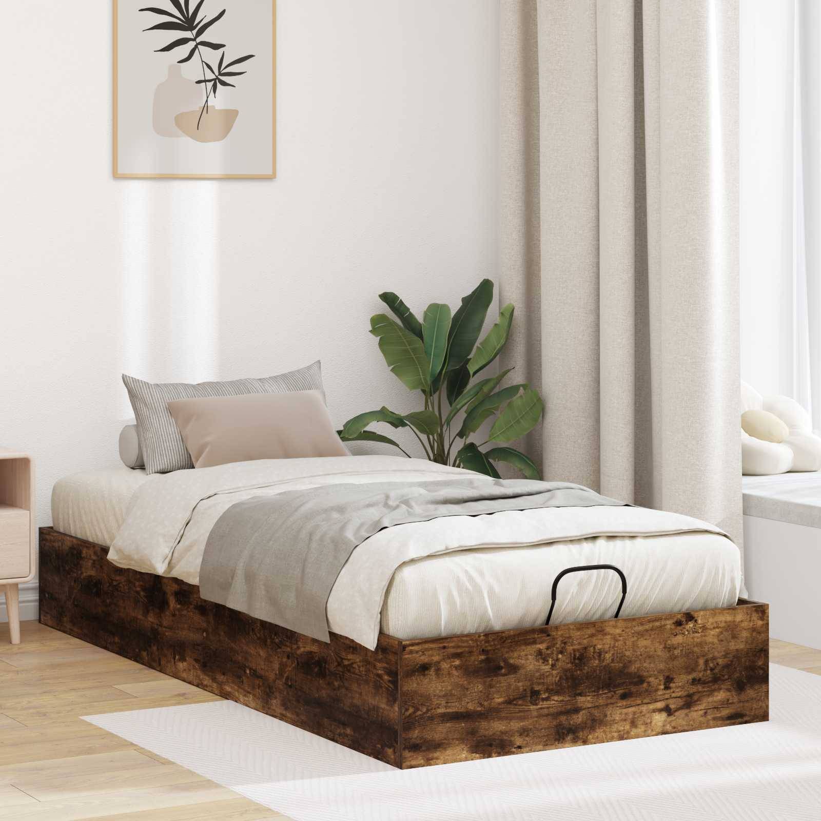 Ein gemütliches Schlafzimmer mit einem Bettgestell aus Holz, heller Bettwäsche, einem Nachttisch und einer Topfpflanze. Ein einfaches Pflanzenbildwerk hängt an der Wand.