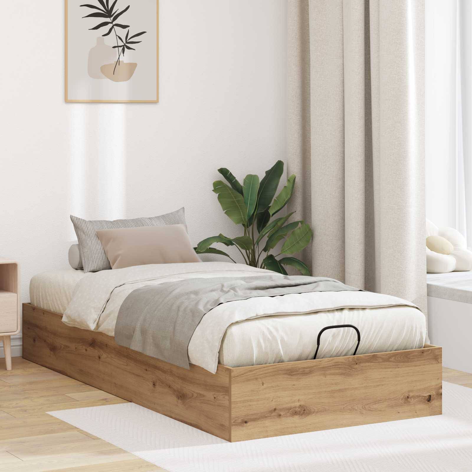 Ein minimalistisches Schlafzimmer mit einem Holz-Podestbett, hellgrauer Bettwäsche, einer großen Pflanze am Fenster und weichem Naturlicht, das durch Vorhänge hereinfällt.