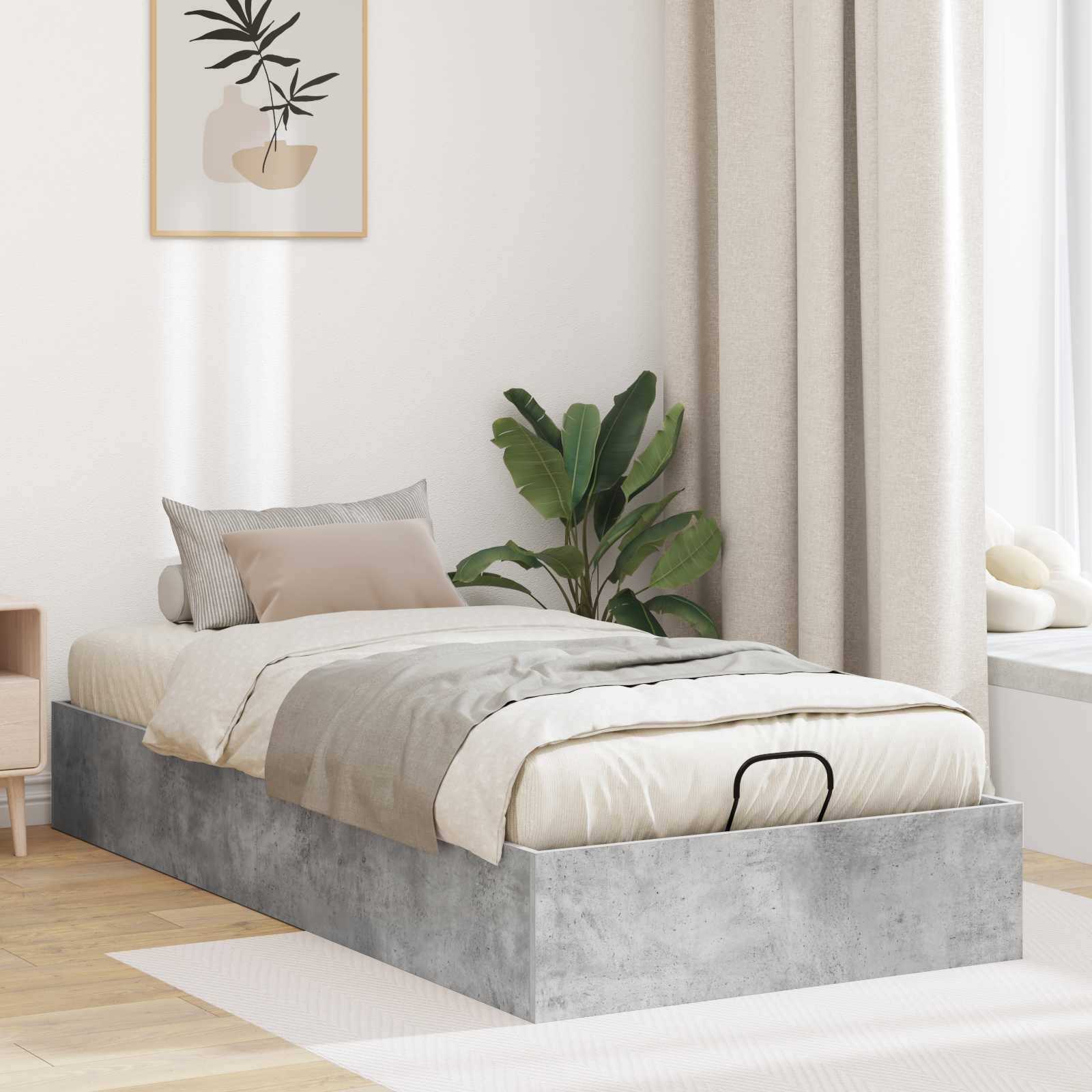 Ein minimalistisches Schlafzimmer mit einem niedrigen Zementbett, beigefarbener Bettwäsche, dekorativen Pflanzen und einer Fensterbank zum Sitzen. An der Wand hängt ein Kunstwerk mit abstrakten Formen.