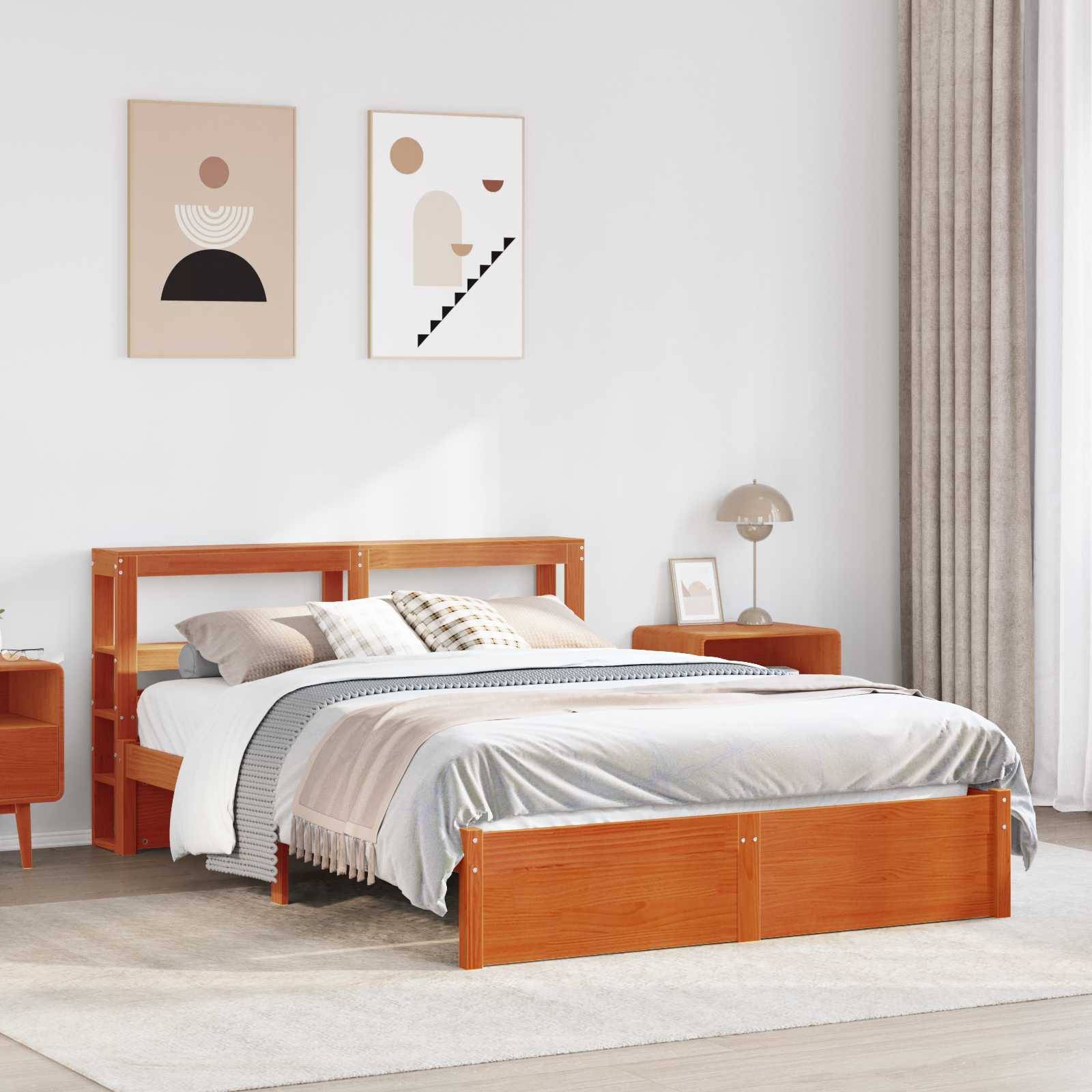 Ein ordentlich gemachtes Bett mit Holzrahmen und grauer Bettwäsche ist zentral in einem modernen Schlafzimmer positioniert. Abstrakte Kunst und eine Lampe bieten Dekoration und Beleuchtung.