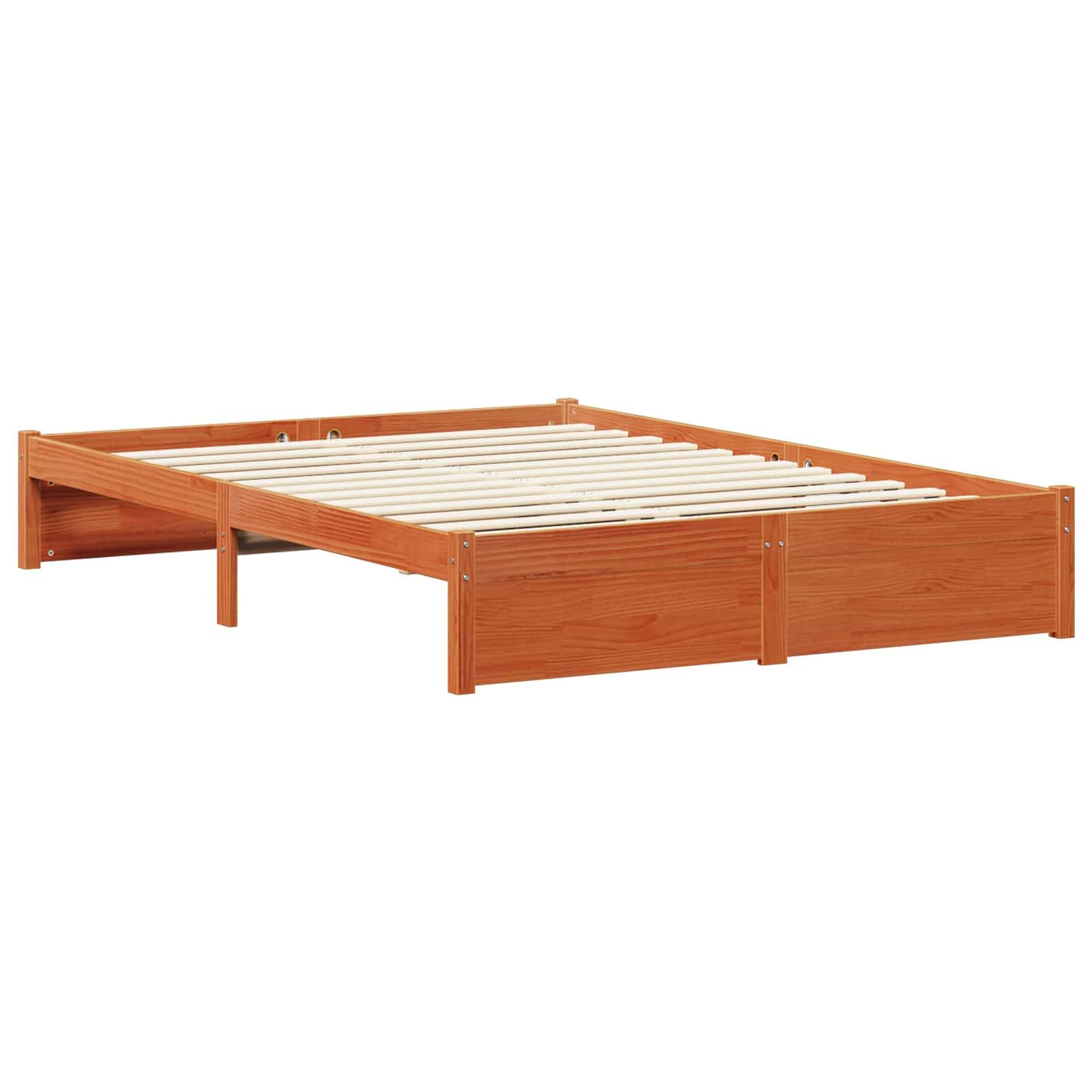 Ein Holzbettgestell mit einfachem, rechteckigem Design, das eine lamellierte Unterstützung ohne Matratze zeigt, vor einem weißen Hintergrund platziert.
