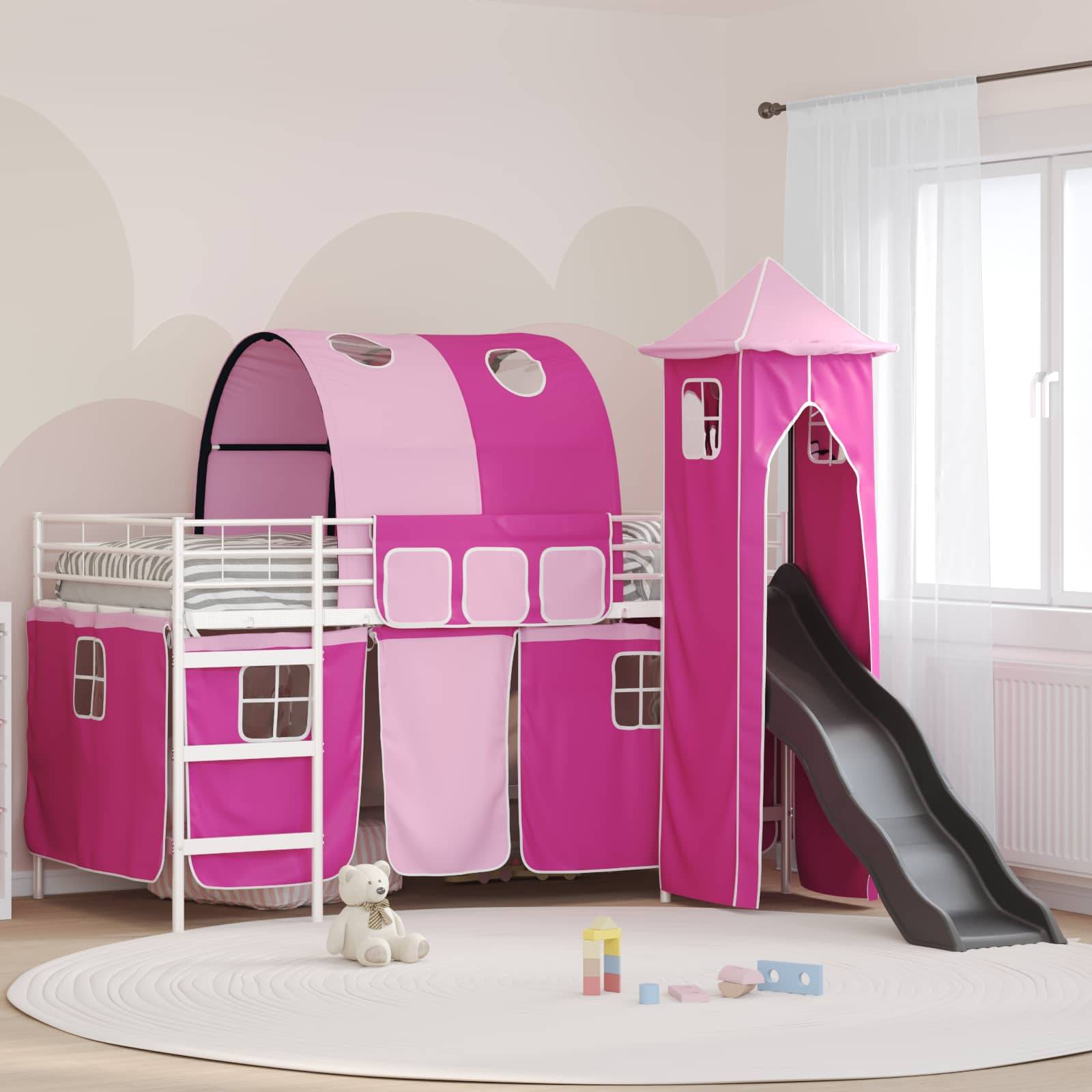 Kinderzimmer mit einem rosa Hochbett mit Rutsche und Baldachin, in einem Zimmer mit zartem rosa Wandanstrich und einem runden Teppich mit Spielzeug.