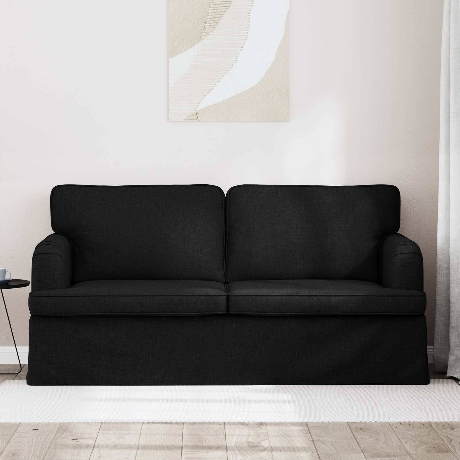 Ein graues, zweisitziges Sofa mit gepolsterten Rückenlehnen und Armlehnen, mit einem Sockeldesign am unteren Ende.