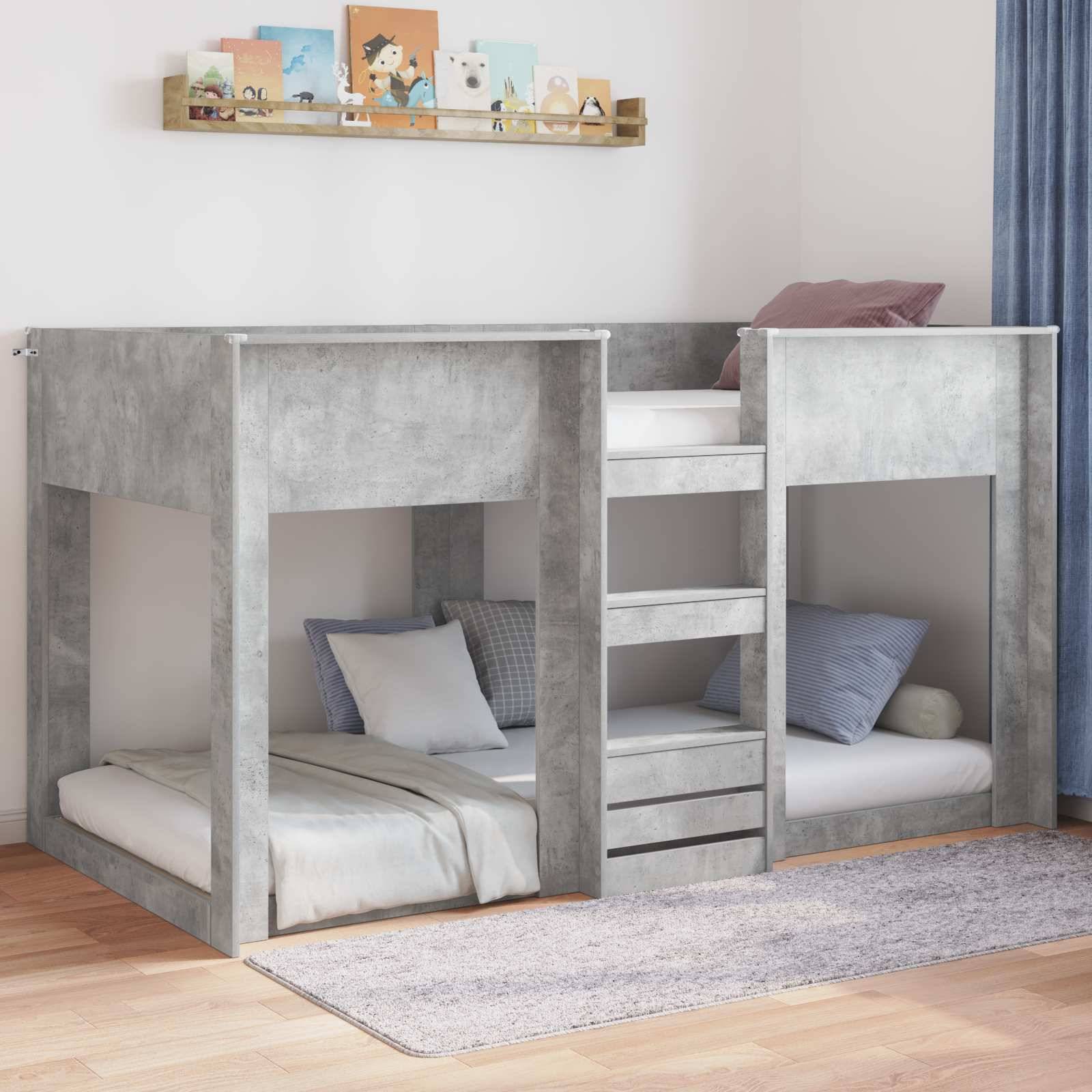 Zwei graue Holzkokosbutten mit einer Leiter in einem gemütlichen, teppichbelegten Zimmer. Obere und untere Betten haben Kissen und Polster, mit einem Regal darüber.