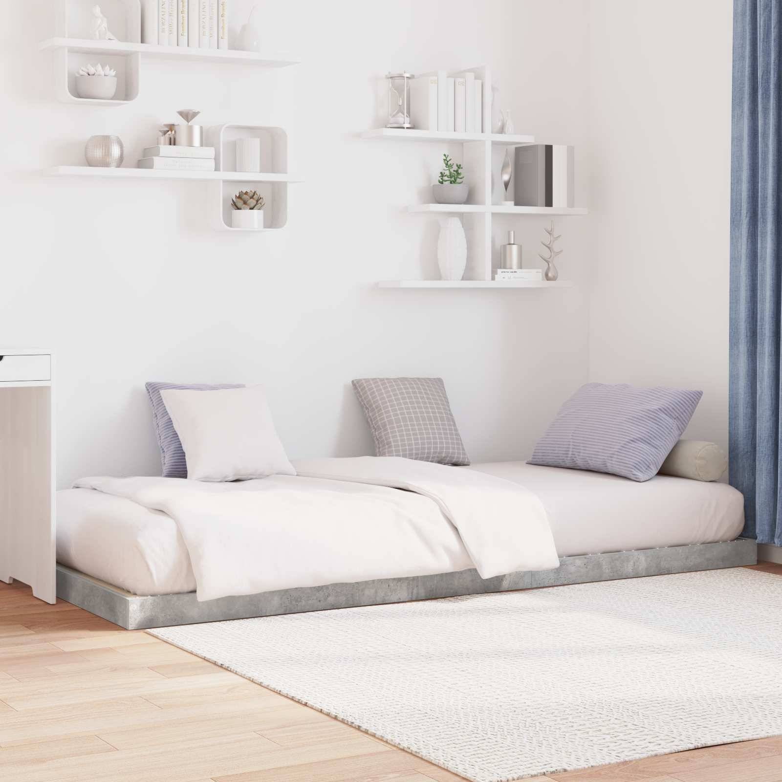 Ein minimalistisches Schlafzimmer mit einem Futonbett, weißen Regalen mit Dekorationsartikeln und sanfter Beleuchtung. Helle Holzböden und ein Schreibtisch auf der linken Seite.