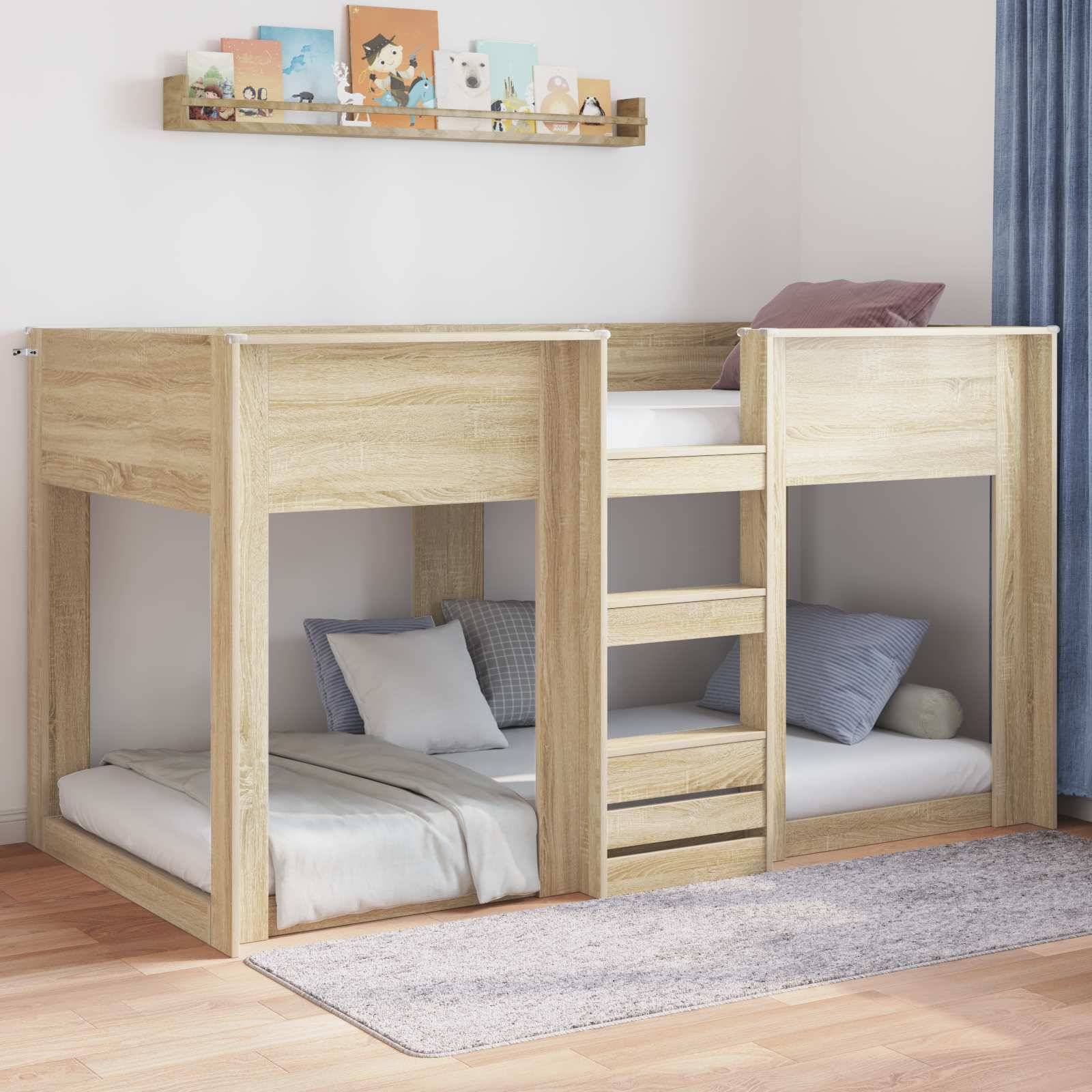 Etagenbett aus Holz mit zwei Einzelmatratzen, offenen Seitenstufenablagen, zwei grauen Kissen und einem wandmontiertem Regal mit Büchern darüber.