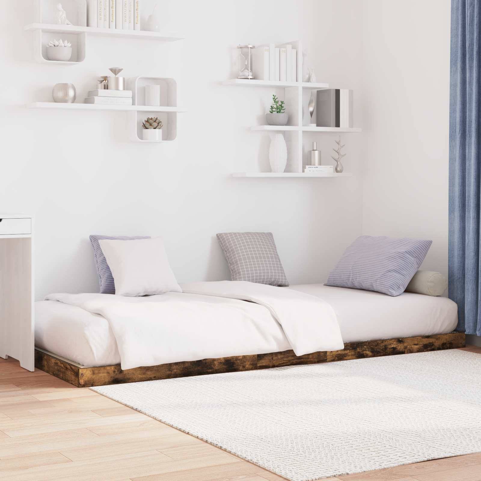 Minimalistisches Schlafzimmer mit einem niedrigen Holzbett, weißen Betttüchern und Regalen an der Wand; ein weiches Teppich bedeckt den Boden, blaue Vorhänge hängen daneben.