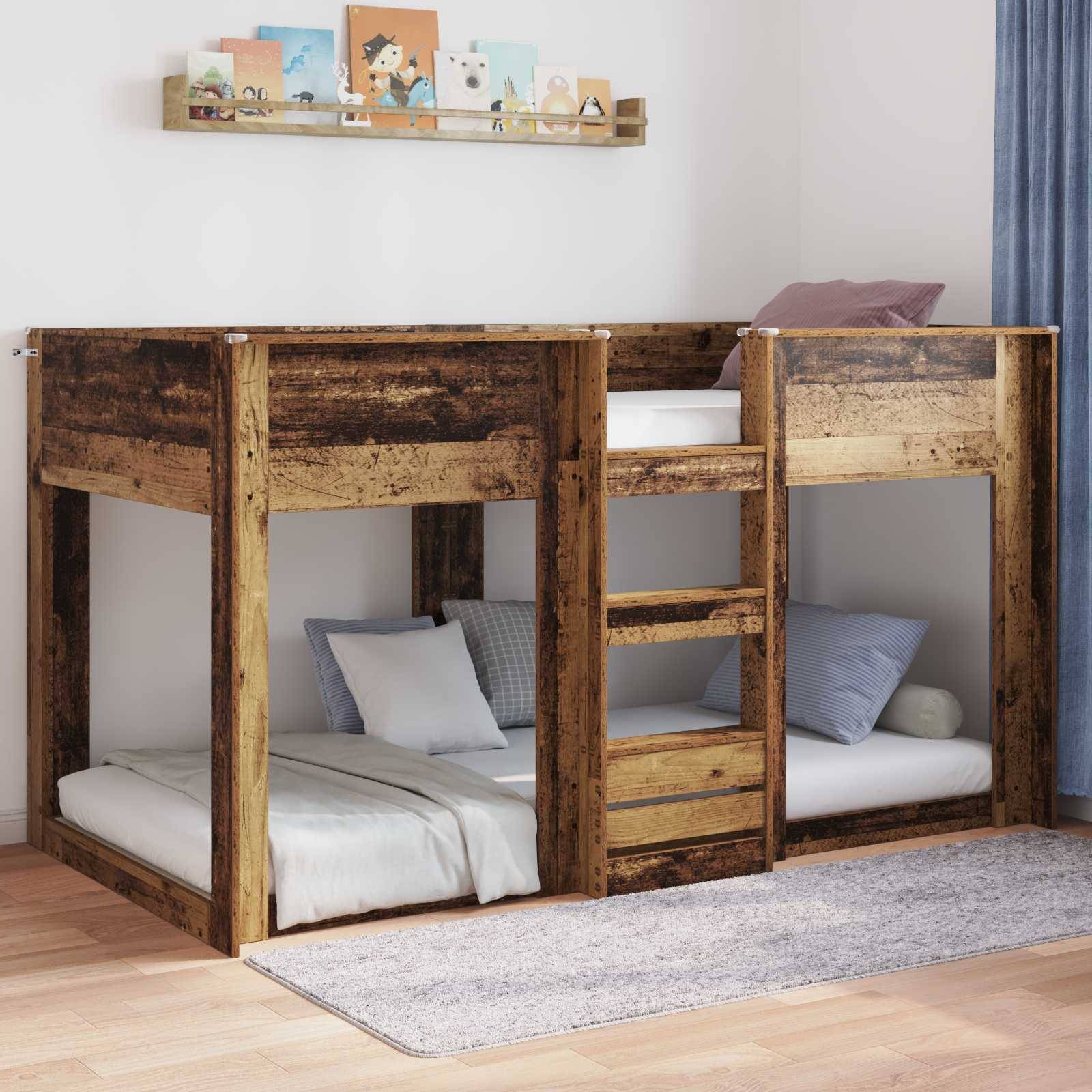 Ein Etagenbett aus Holz mit rustikaler Oberfläche verfügt über zwei separate Schlafbereiche, jeweils mit einer Matratze und Bettwäsche, und enthält Regale zur Lagerung.