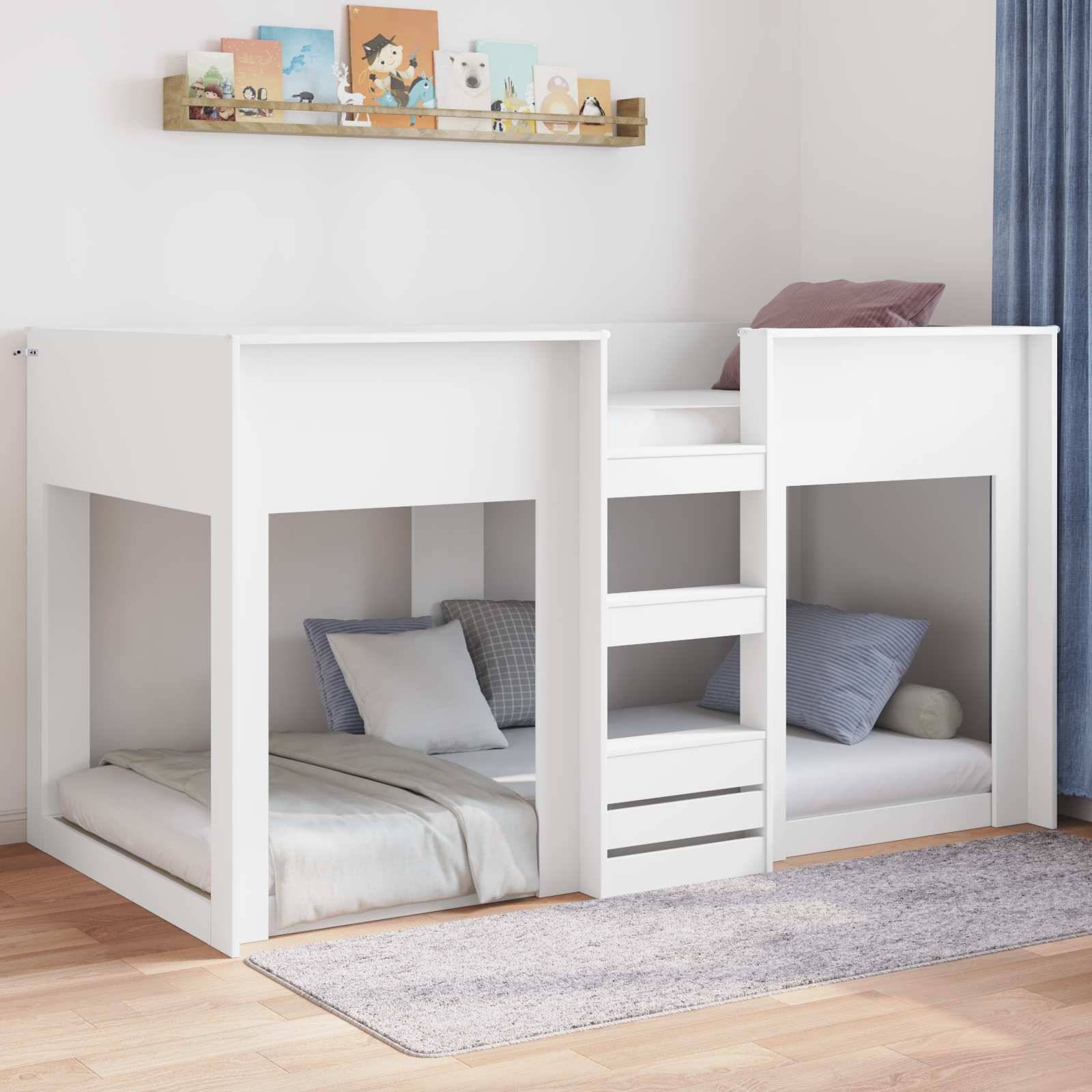 Ein weißes Holzbett mit zwei Matratzen, dekorativen Kissen und Bettwäsche. Ein farbiges Regal mit Büchern und Spielzeugen befindet sich über dem Bett.