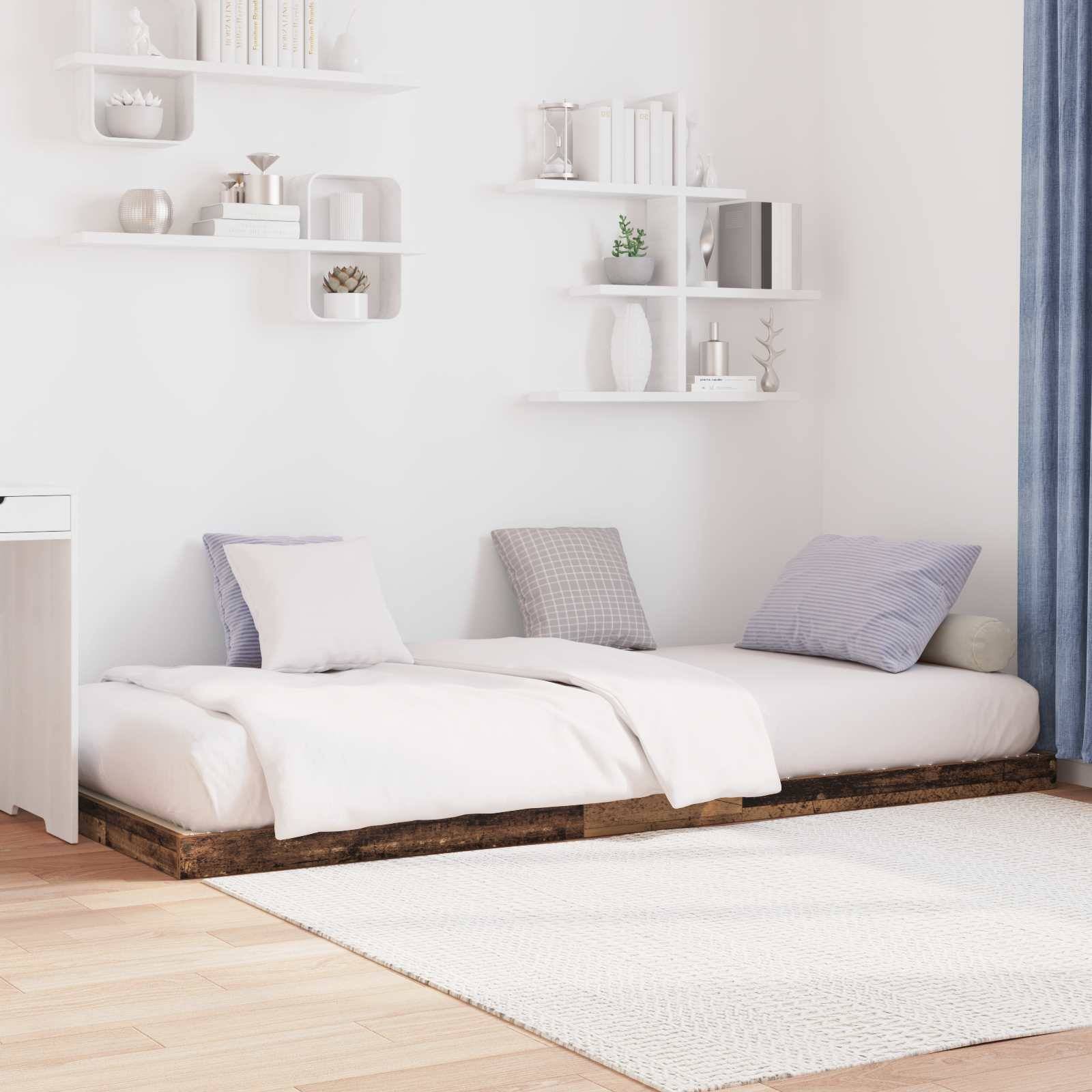 Ein minimalistisches Schlafzimmer mit einem niedrigen, weißen Bett an einer Wand, weißen Regalen mit Dekoration, einem kleinen Schreibtisch und einem blauen Vorhang. Hell und ordentlich.