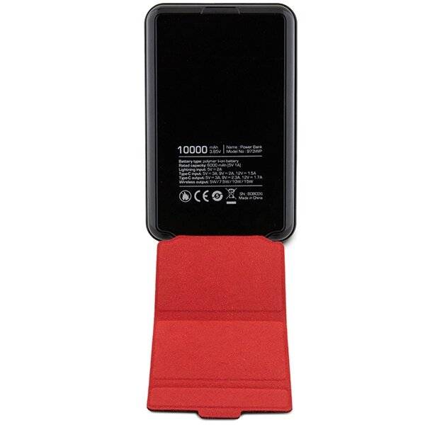 Schwarze Powerbank mit 10000-mAh-Kapazität und Zertifizierungsdetails, ruhend auf einem roten Stoffständer.