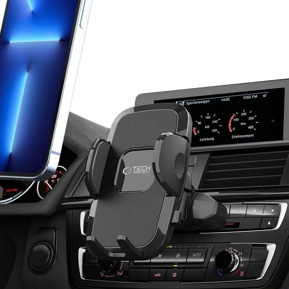 Ein Smartphone, das in einer Autohalterung angebracht ist, zeigt eine Navigations-App an. Das Armaturenbrett des Autos zeigt den RadioBildschirm und Klimaregler.