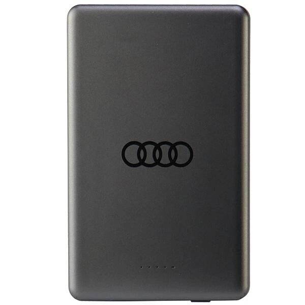 Eine elegante, rechteckige, schwarze Powerbank mit dem Audi-Logo, bestehend aus vier verschlungenen Ringen, das in der Mitte aufgedruckt ist.