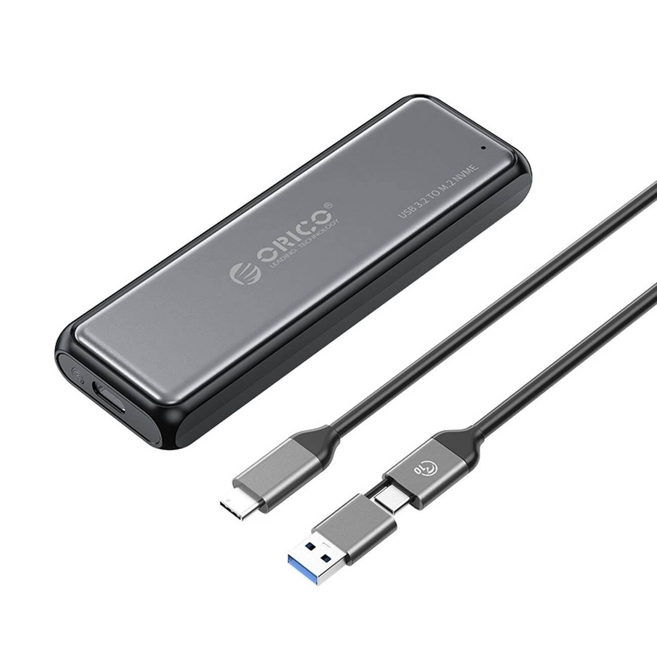 Ein schlankes, rechteckiges tragbares Orico-SSD mit grauer Oberfläche, zusammen mit einem USB-C-auf-USB-A-Kabel, verwendet zur Datenspeicherung und -übertragung.