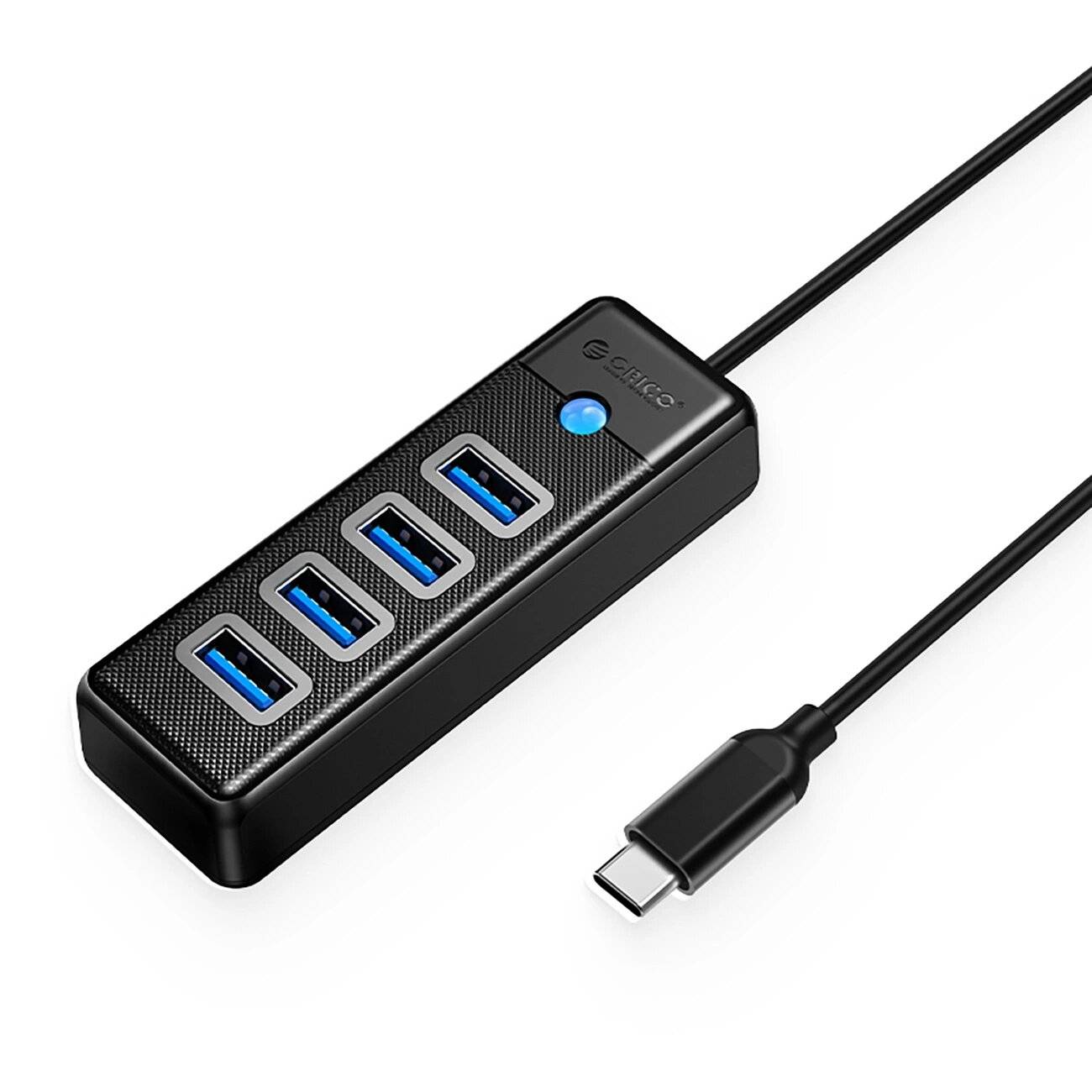 Ein schwarzer USB-Hub mit vier blaubeleuchteten USB-Anschlüssen und einem USB-C-Stecker, der zur Verbindung mehrerer Geräte mit einem einzelnen Computer verwendet wird.