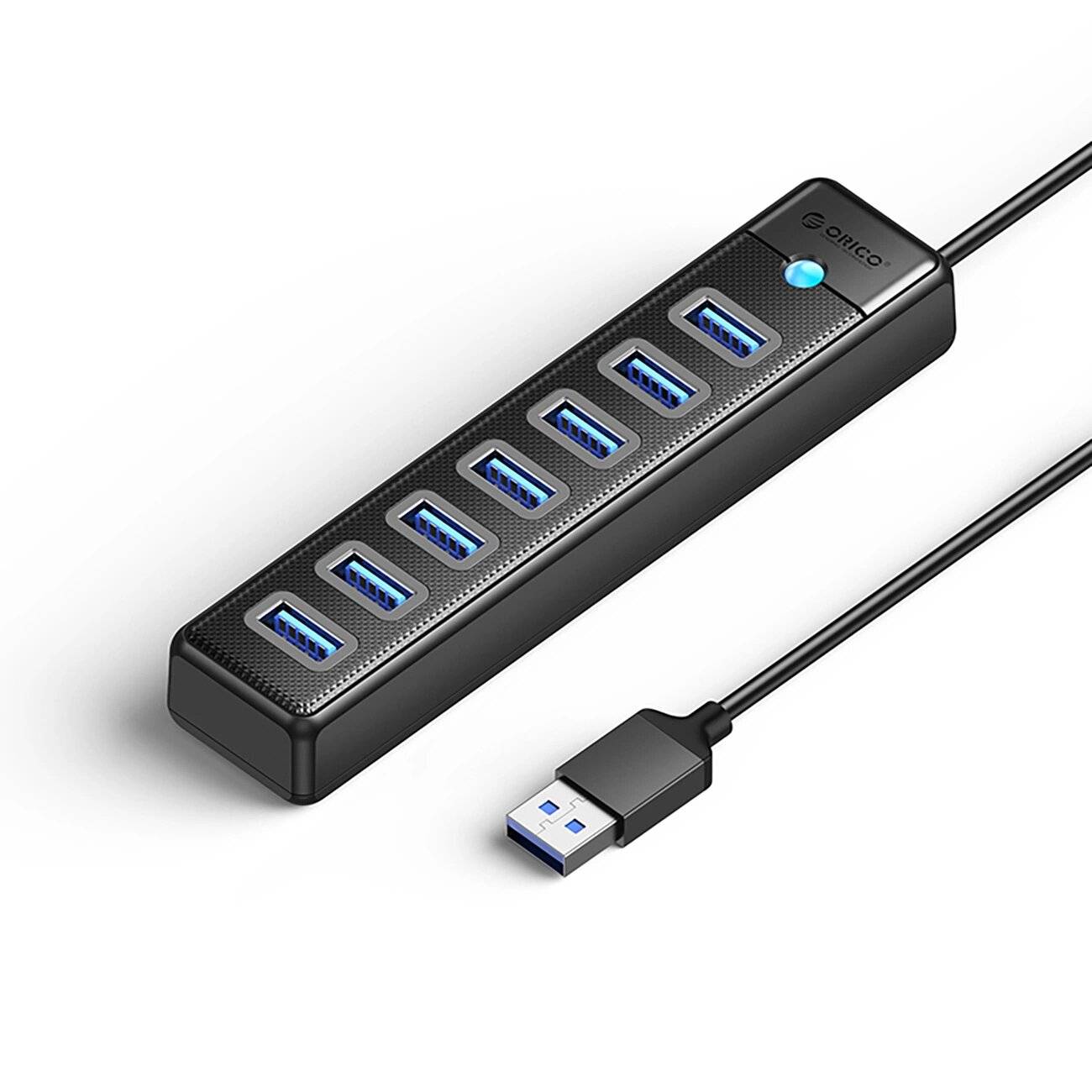 Ein schwarzer USB-Hub mit sieben blauen USB-Anschlüssen und einem angebrachten Kabel, entwickelt zur Erweiterung der Gerätekonnektivität.