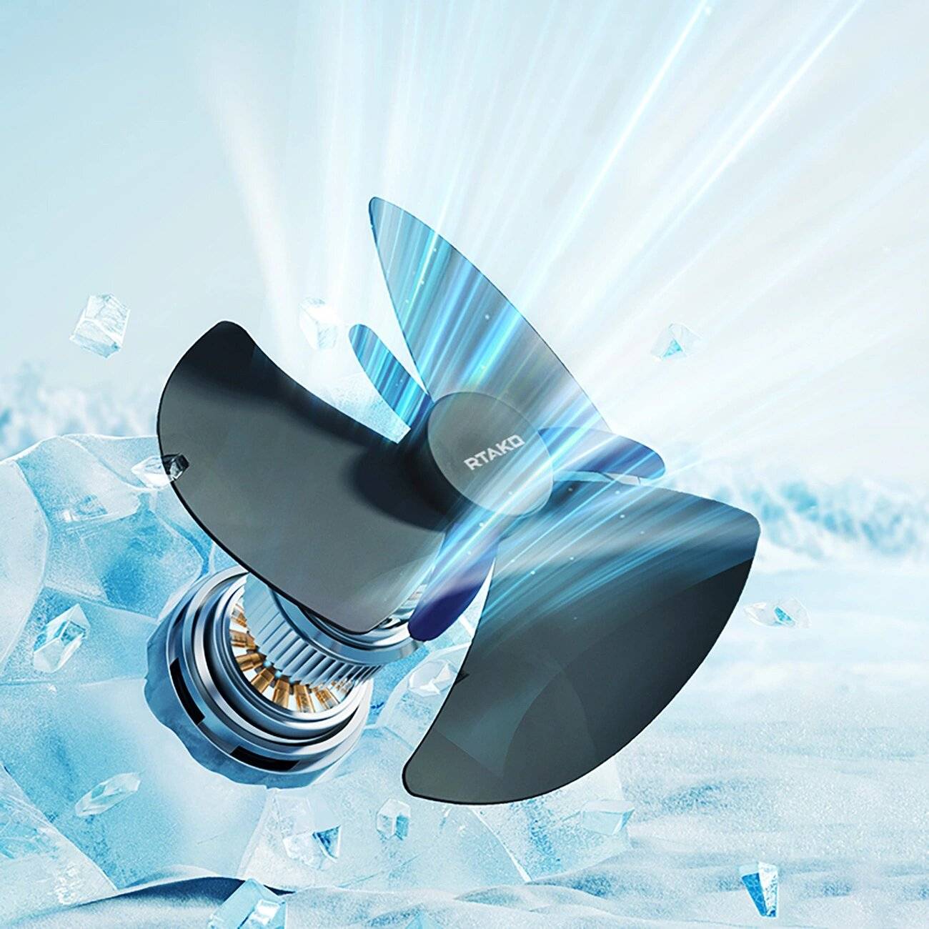 Ein eleganter blauschwarzer Deckenventilator mit dreiblättrigem Design, präsentiert vor einem Hintergrund aus Eis und Nebel, was auf Kühlleistung hindeutet.