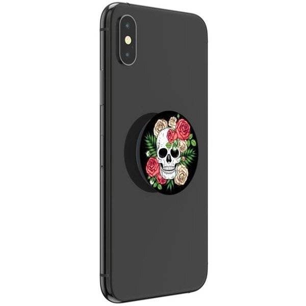 Ein schwarzes Smartphone mit einem Totenkopf- und Rosendesign auf einer an der Rückseite befestigten Popsocket-Halterung.