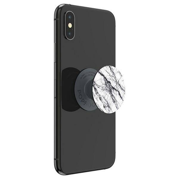 Ein schwarzes Smartphone mit einer Popsocket mit Marmormuster auf der Rückseite befestigt, die zum Greifen und zur Unterstützung dient.