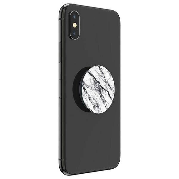 Ein schwarzes Smartphone mit einer Popsocket mit Marmormuster auf der Rückseite befestigt.
