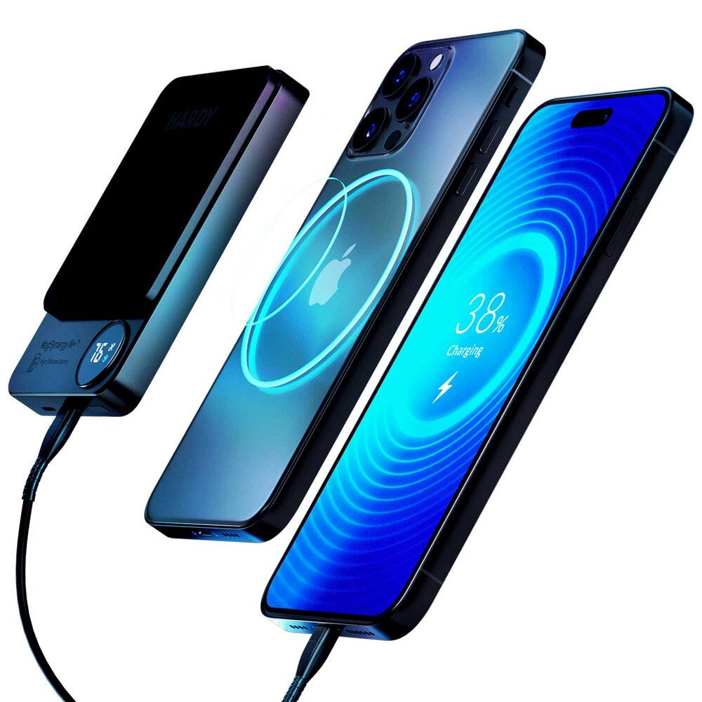 Zwei Smartphones, die neben einem Ladepad kabellos aufgeladen werden, zeigen steigende Akkustände und symbolisieren eine effiziente Stromübertragung.