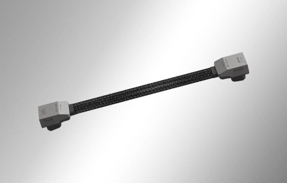 Schwarzes, strukturiertes Widerstandsband mit grauen Kunststoffgriffen an beiden Enden, verwendet für Krafttraining und Übungen.