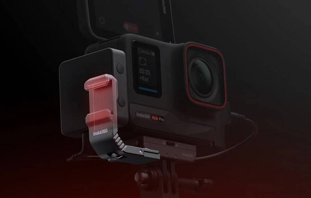 Eine Nahaufnahme einer auf einem Stativ montierten Insta360-Actioncam mit sichtbarem Bildschirm und Tasten, wobei ein rotes Licht anzeigt, dass sie gerade aufnimmt.